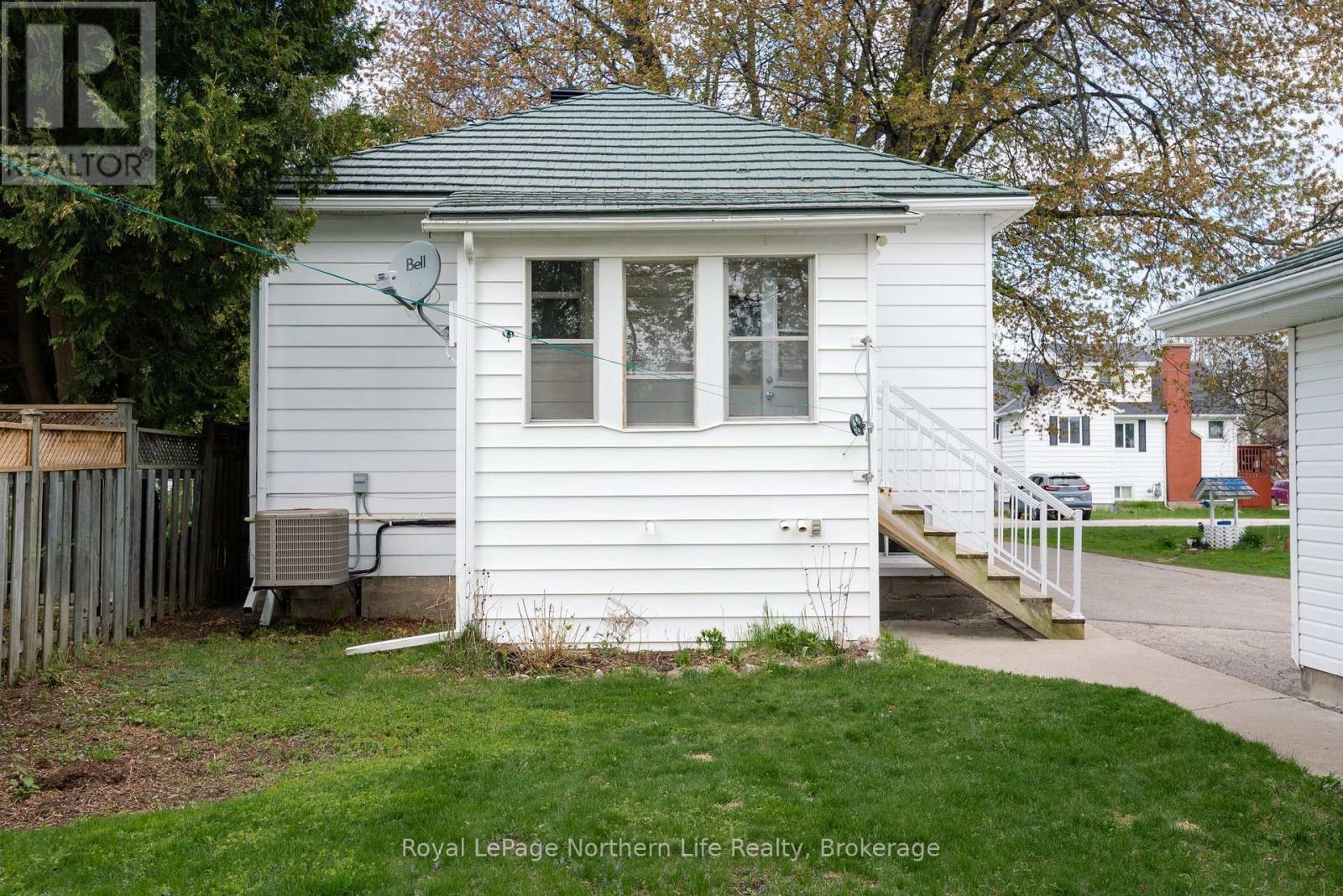 












20 MACDONALD AVENUE W

,
North Bay (Ferris),




Ontario
P1A1G4

