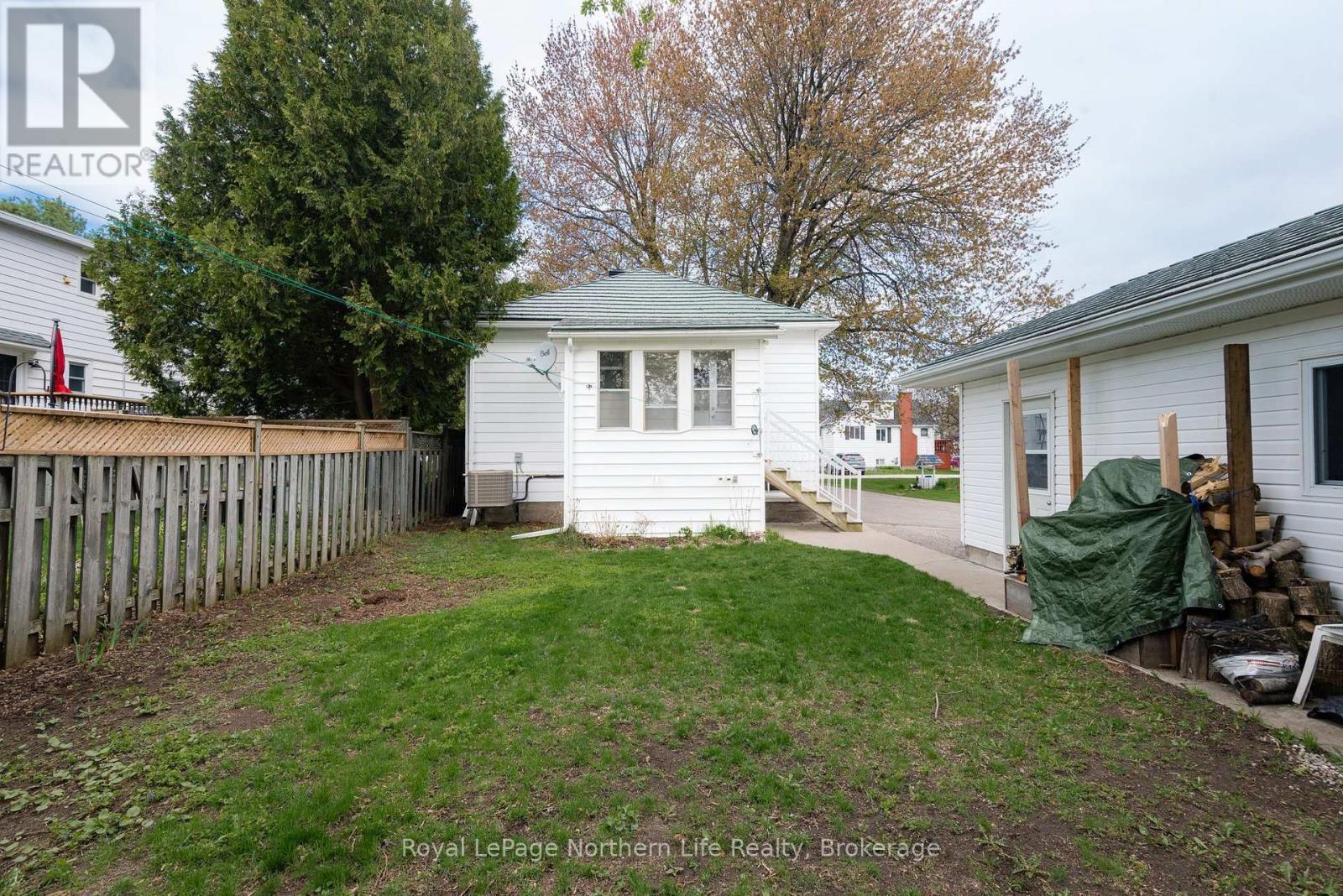 












20 MACDONALD AVENUE W

,
North Bay (Ferris),




Ontario
P1A1G4

