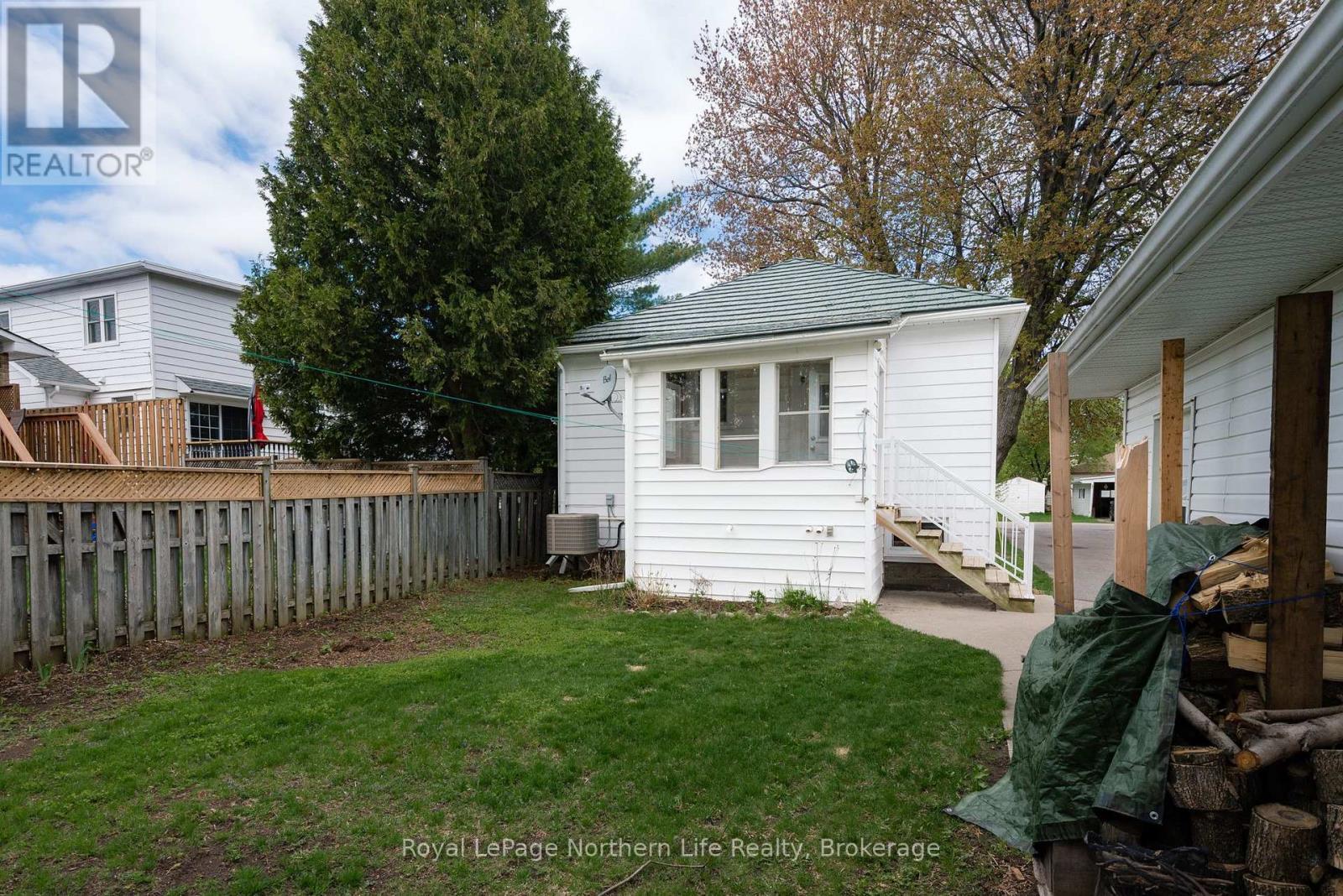












20 MACDONALD AVENUE W

,
North Bay (Ferris),




Ontario
P1A1G4

