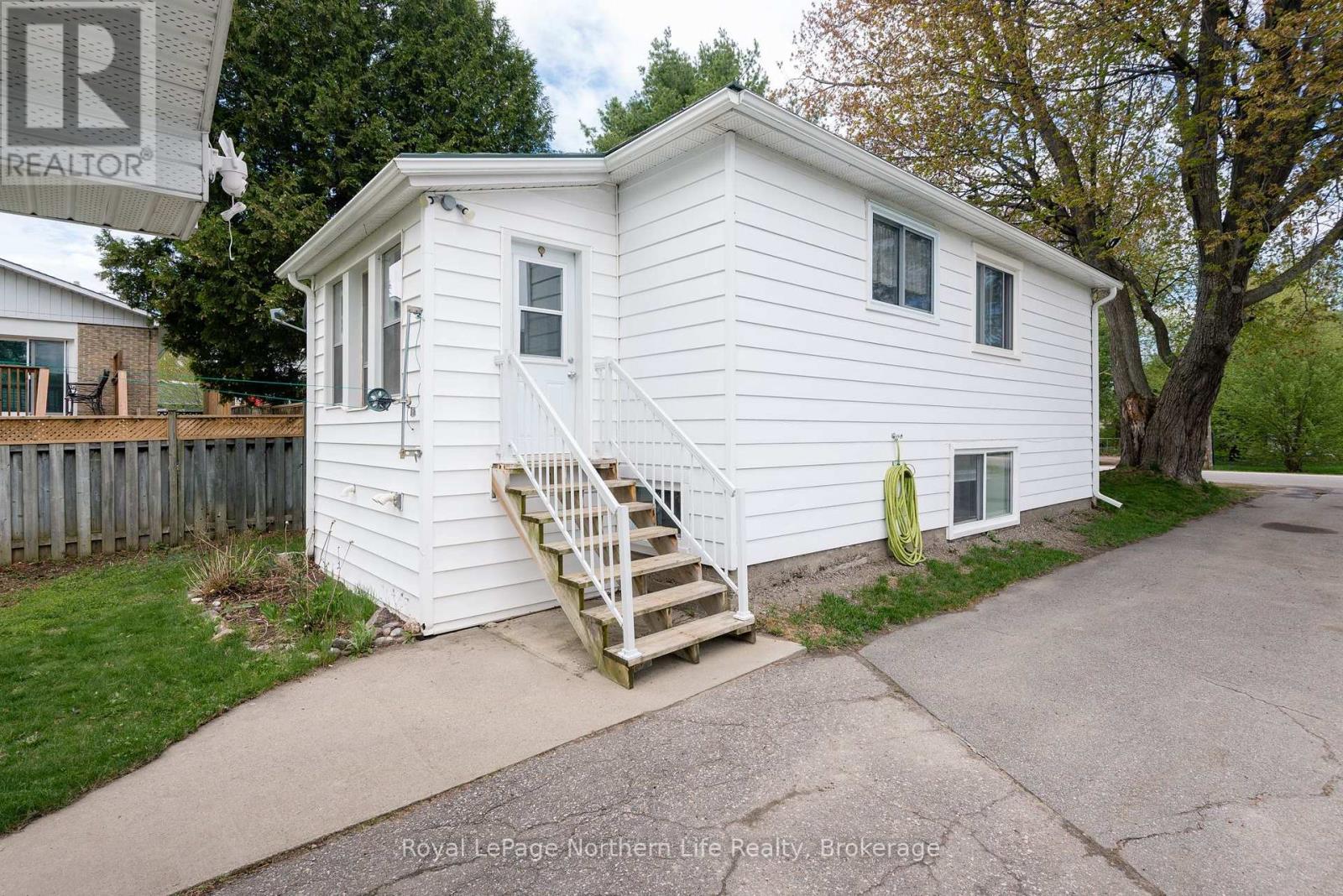 












20 MACDONALD AVENUE W

,
North Bay (Ferris),




Ontario
P1A1G4

