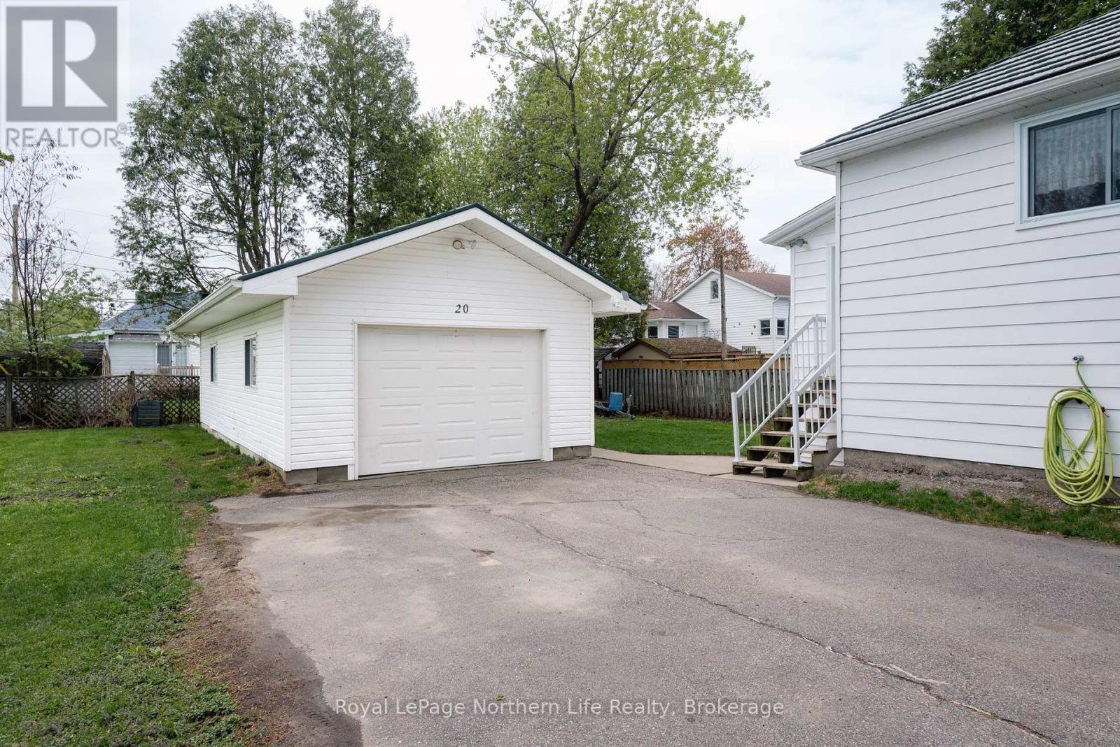 












20 MACDONALD AVENUE W

,
North Bay (Ferris),




Ontario
P1A1G4

