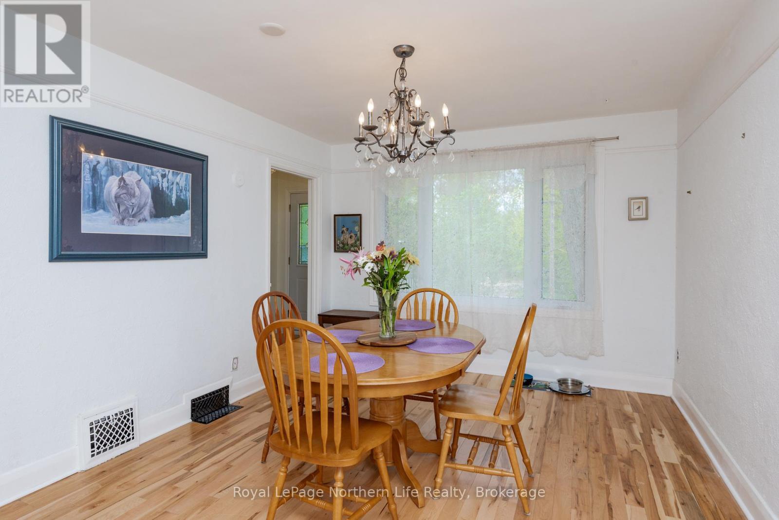 












20 MACDONALD AVENUE W

,
North Bay (Ferris),




Ontario
P1A1G4

