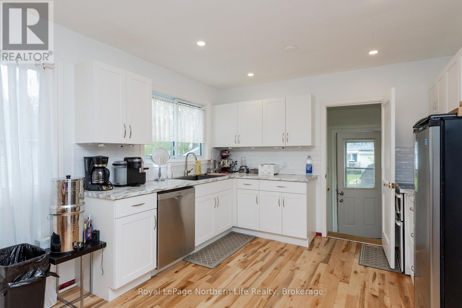 












20 MACDONALD AVENUE W

,
North Bay (Ferris),




Ontario
P1A1G4

