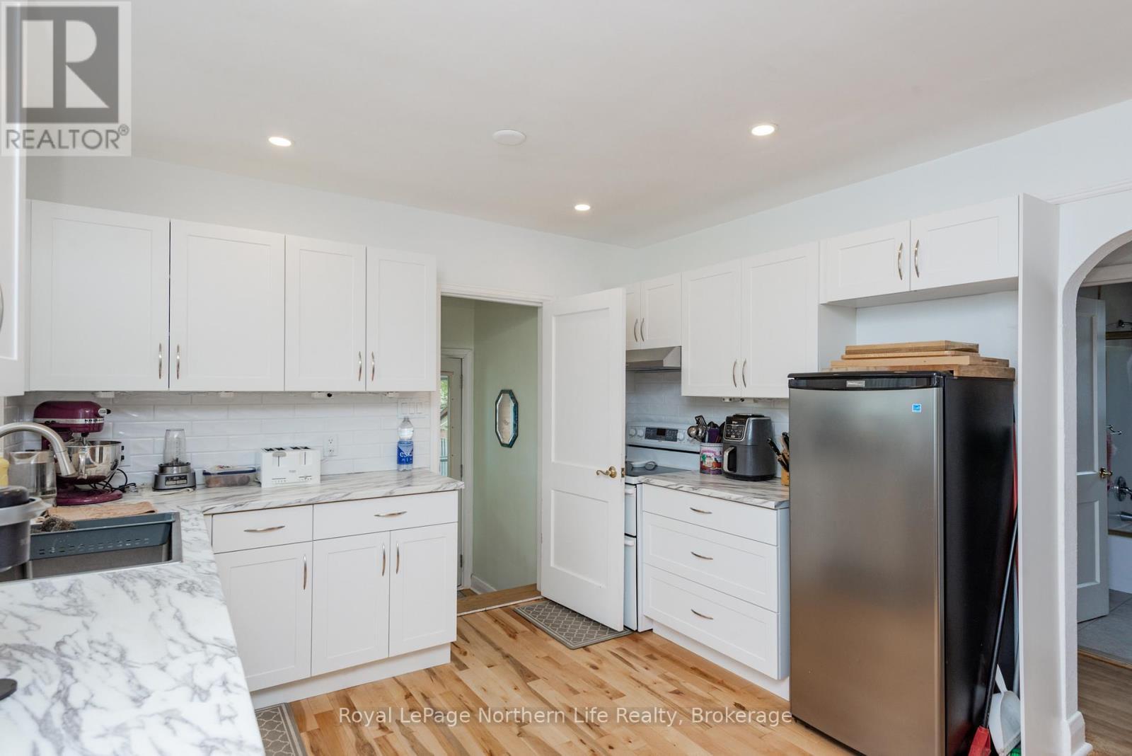 












20 MACDONALD AVENUE W

,
North Bay (Ferris),




Ontario
P1A1G4

