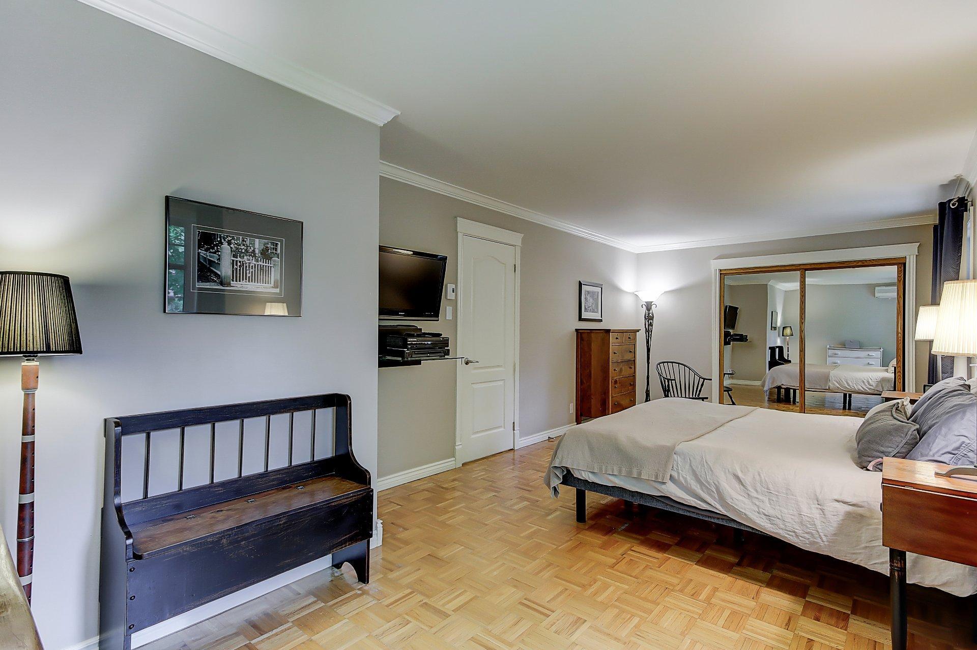 









150


Rue des Frênes

,
Sainte-Julie,




QC
J3E3A5


