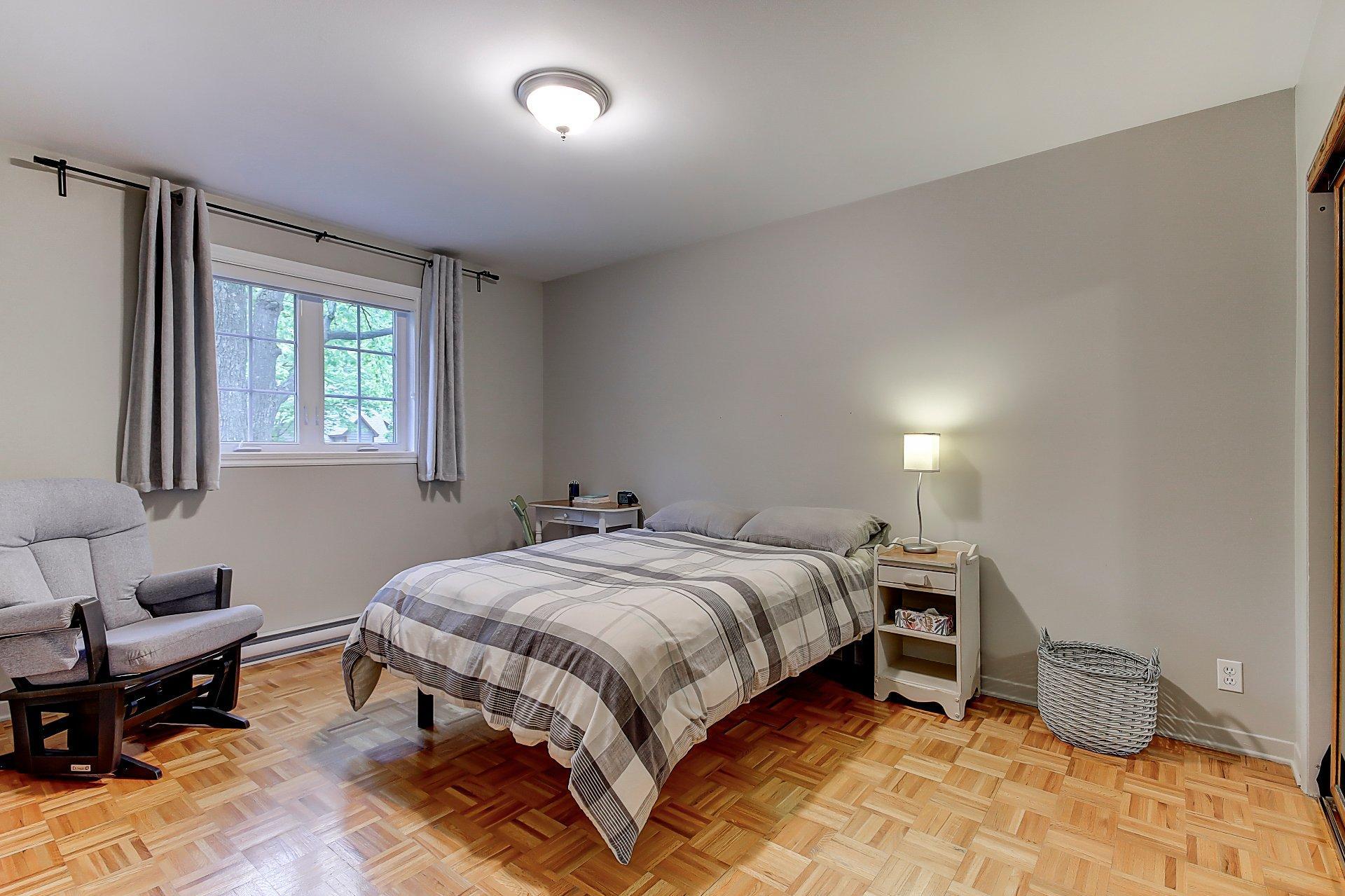 









150


Rue des Frênes

,
Sainte-Julie,




QC
J3E3A5

