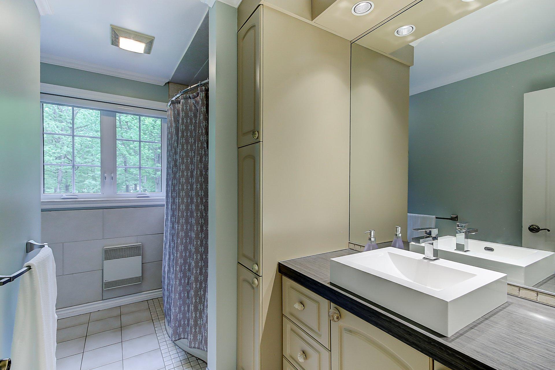 









150


Rue des Frênes

,
Sainte-Julie,




QC
J3E3A5

