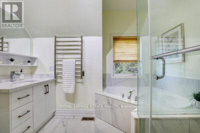 












23 HODGE LANE

,
Toronto,




Ontario
M4E3Y3

