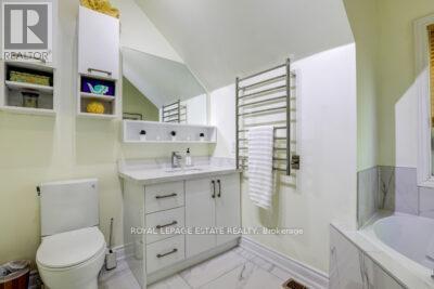 












23 HODGE LANE

,
Toronto,




Ontario
M4E3Y3

