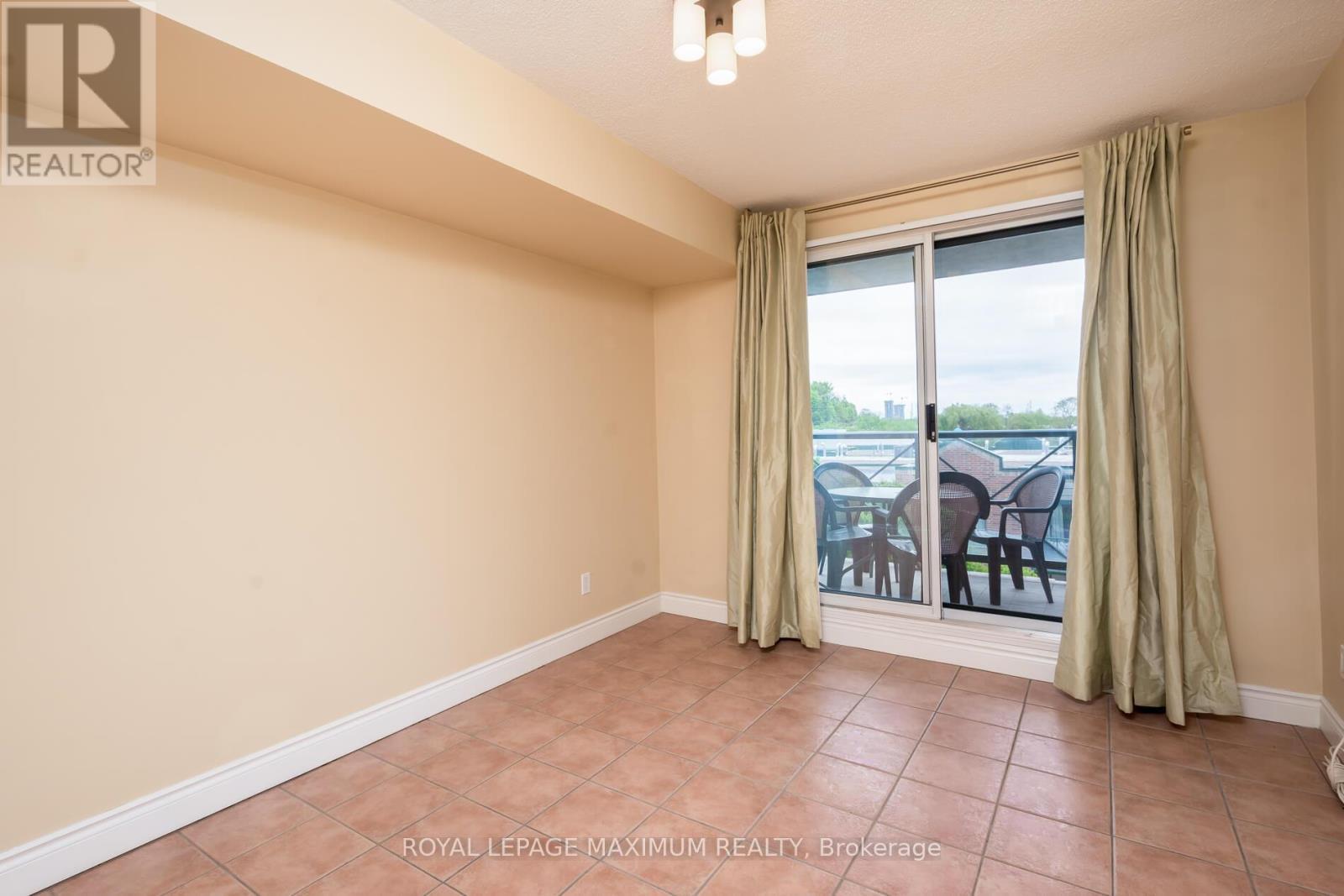 












404 - 121 WOODBRIDGE AVENUE

,
Vaughan,




Ontario
L4L9E3

