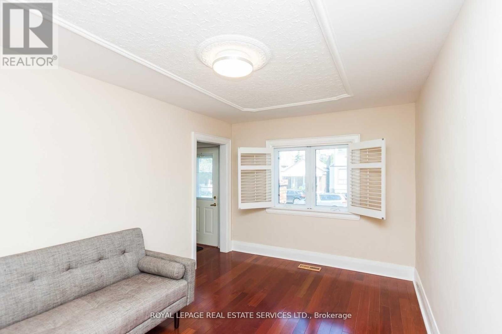 












21 BELGRAVIA AVENUE

,
Toronto,




Ontario
M6E2M4

