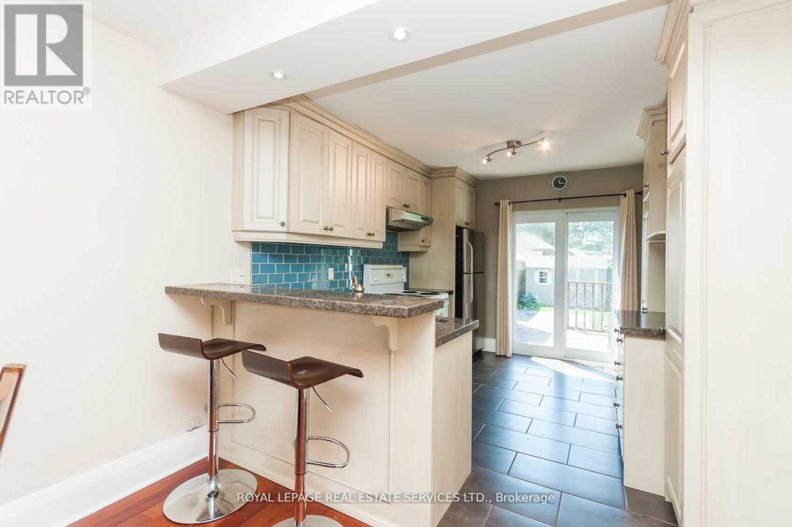 












21 BELGRAVIA AVENUE

,
Toronto,




Ontario
M6E2M4

