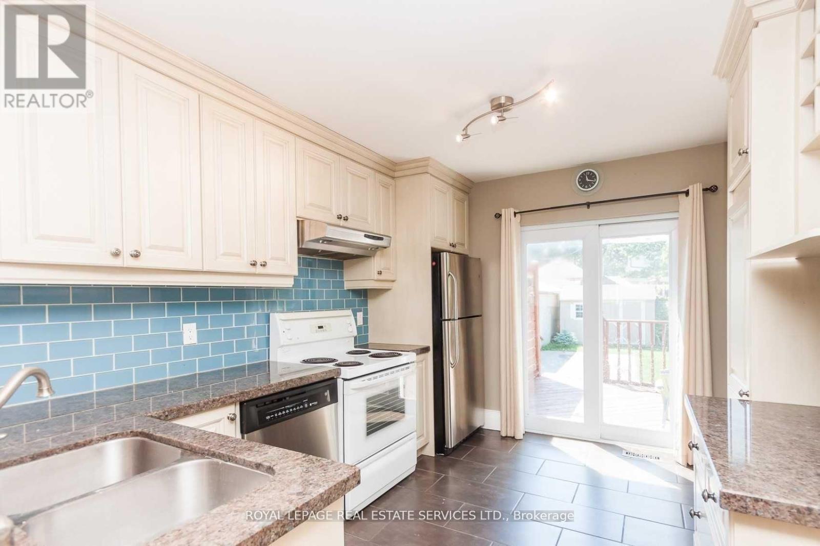 












21 BELGRAVIA AVENUE

,
Toronto,




Ontario
M6E2M4

