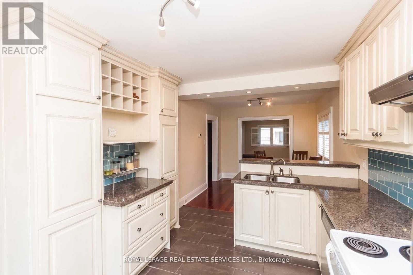 












21 BELGRAVIA AVENUE

,
Toronto,




Ontario
M6E2M4

