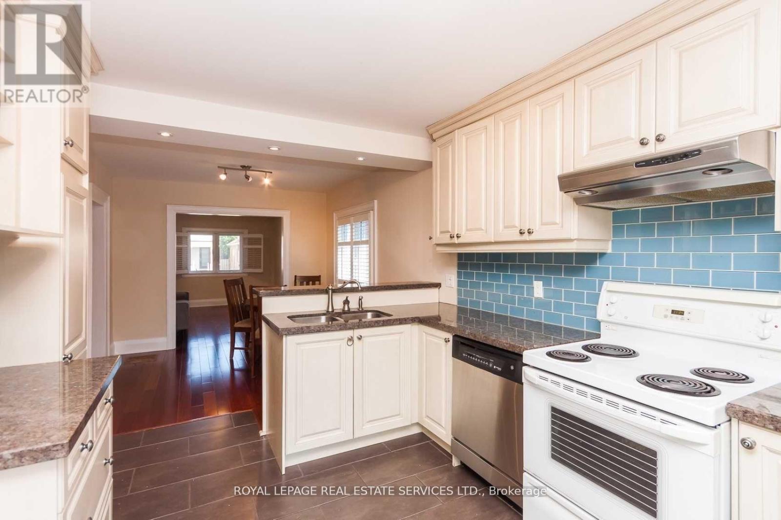 












21 BELGRAVIA AVENUE

,
Toronto,




Ontario
M6E2M4

