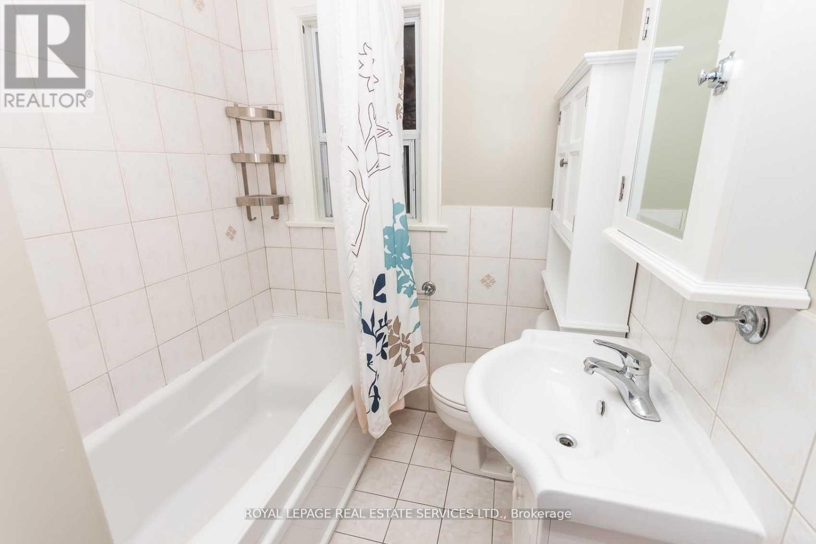 












21 BELGRAVIA AVENUE

,
Toronto,




Ontario
M6E2M4

