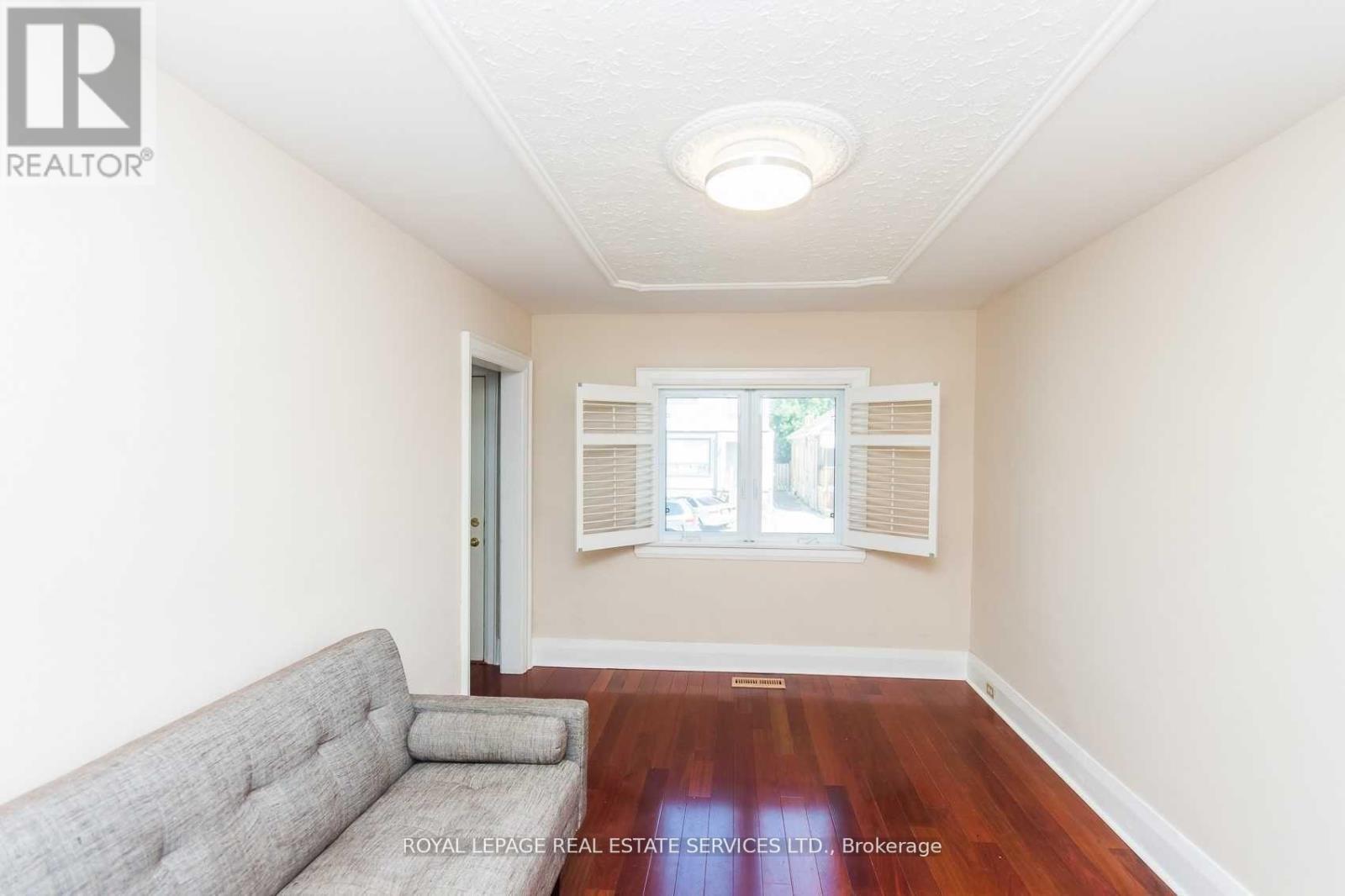 












21 BELGRAVIA AVENUE

,
Toronto,




Ontario
M6E2M4

