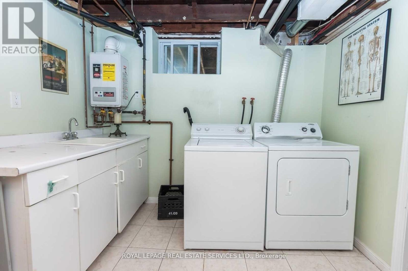 












21 BELGRAVIA AVENUE

,
Toronto,




Ontario
M6E2M4

