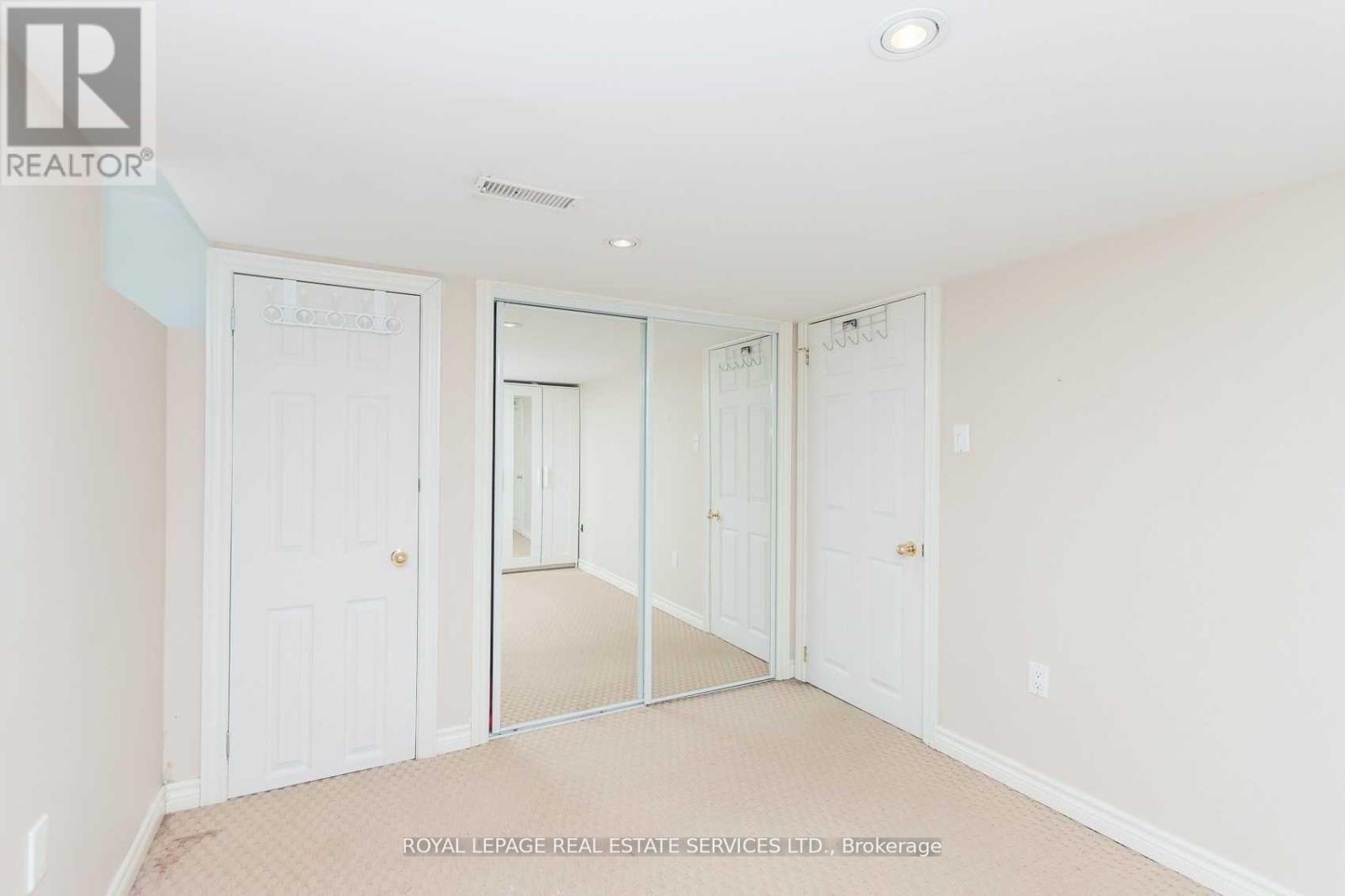 












21 BELGRAVIA AVENUE

,
Toronto,




Ontario
M6E2M4

