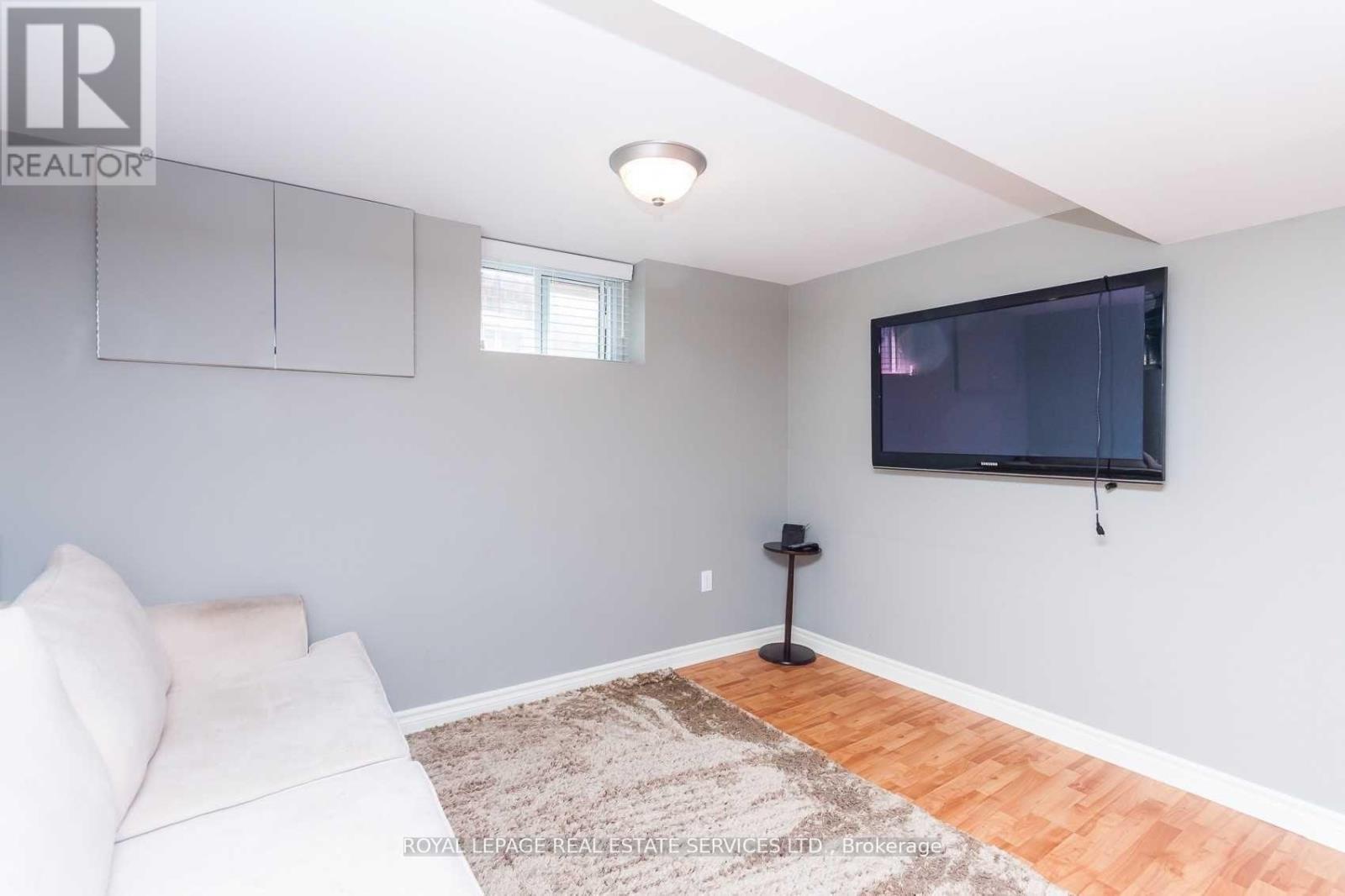 












21 BELGRAVIA AVENUE

,
Toronto,




Ontario
M6E2M4

