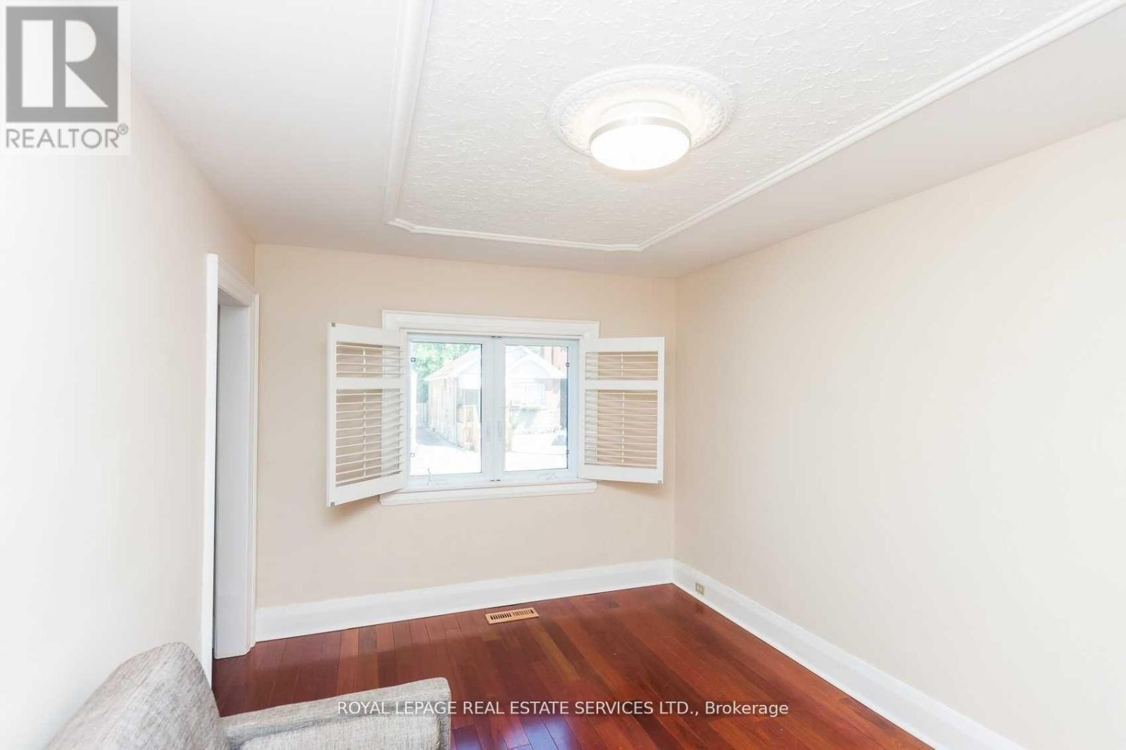 












21 BELGRAVIA AVENUE

,
Toronto,




Ontario
M6E2M4

