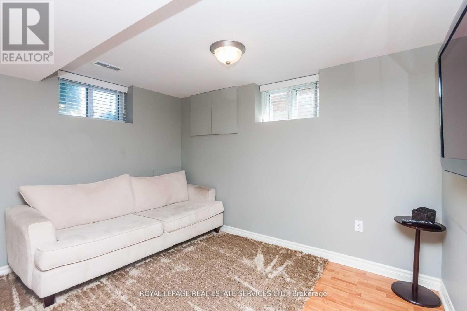 












21 BELGRAVIA AVENUE

,
Toronto,




Ontario
M6E2M4

