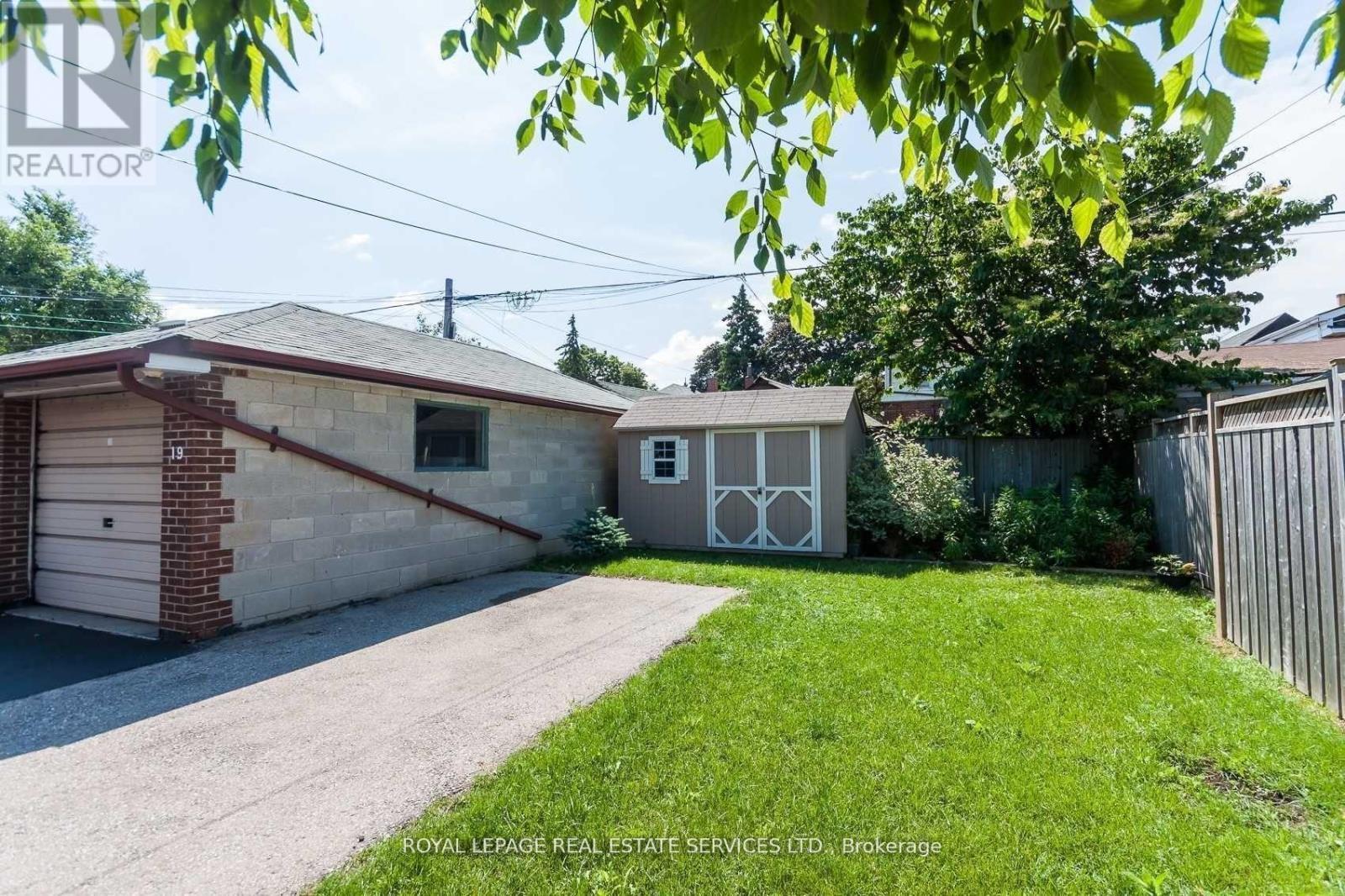 












21 BELGRAVIA AVENUE

,
Toronto,




Ontario
M6E2M4

