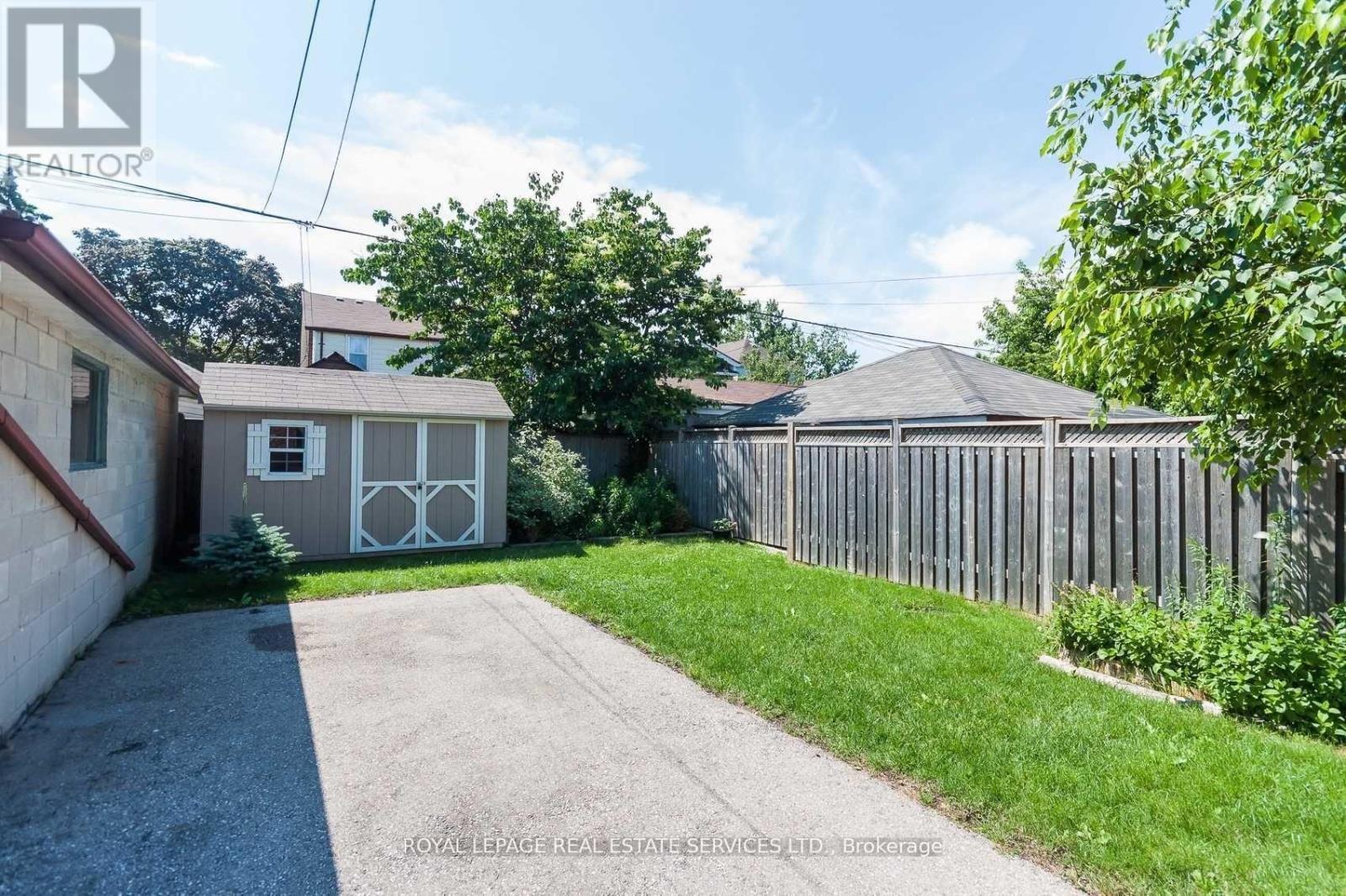












21 BELGRAVIA AVENUE

,
Toronto,




Ontario
M6E2M4

