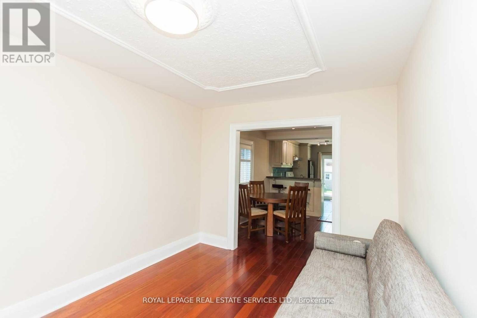 












21 BELGRAVIA AVENUE

,
Toronto,




Ontario
M6E2M4

