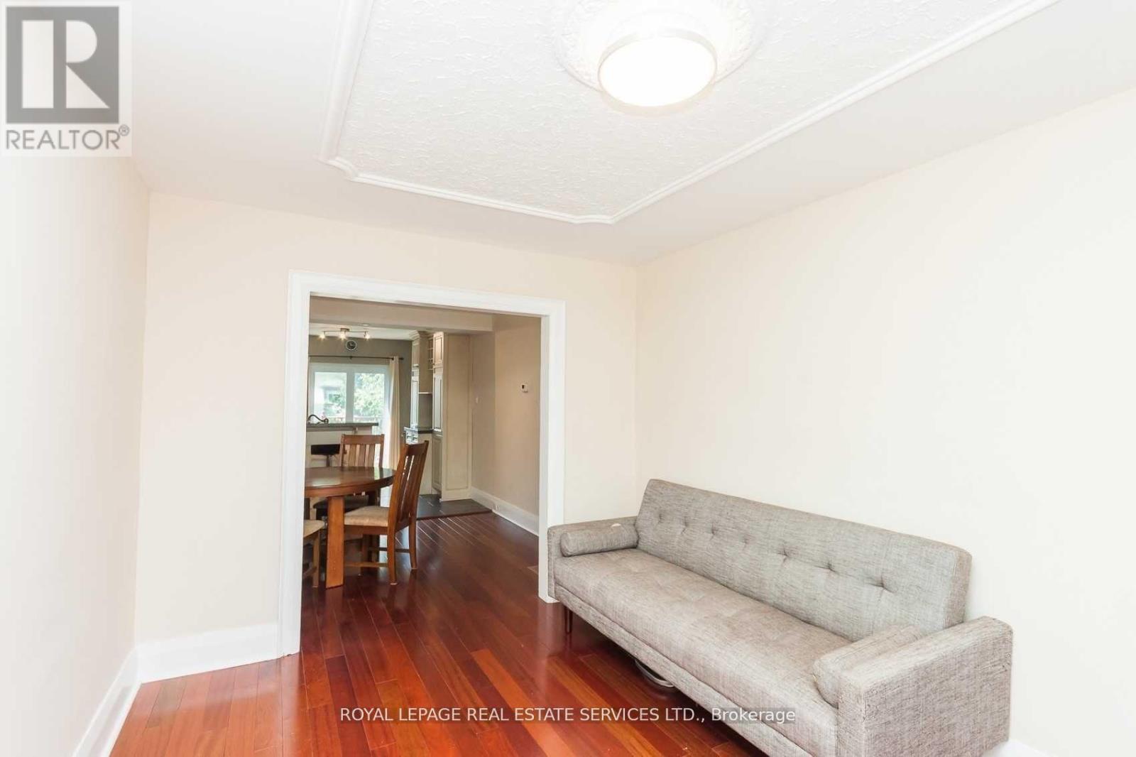 












21 BELGRAVIA AVENUE

,
Toronto,




Ontario
M6E2M4

