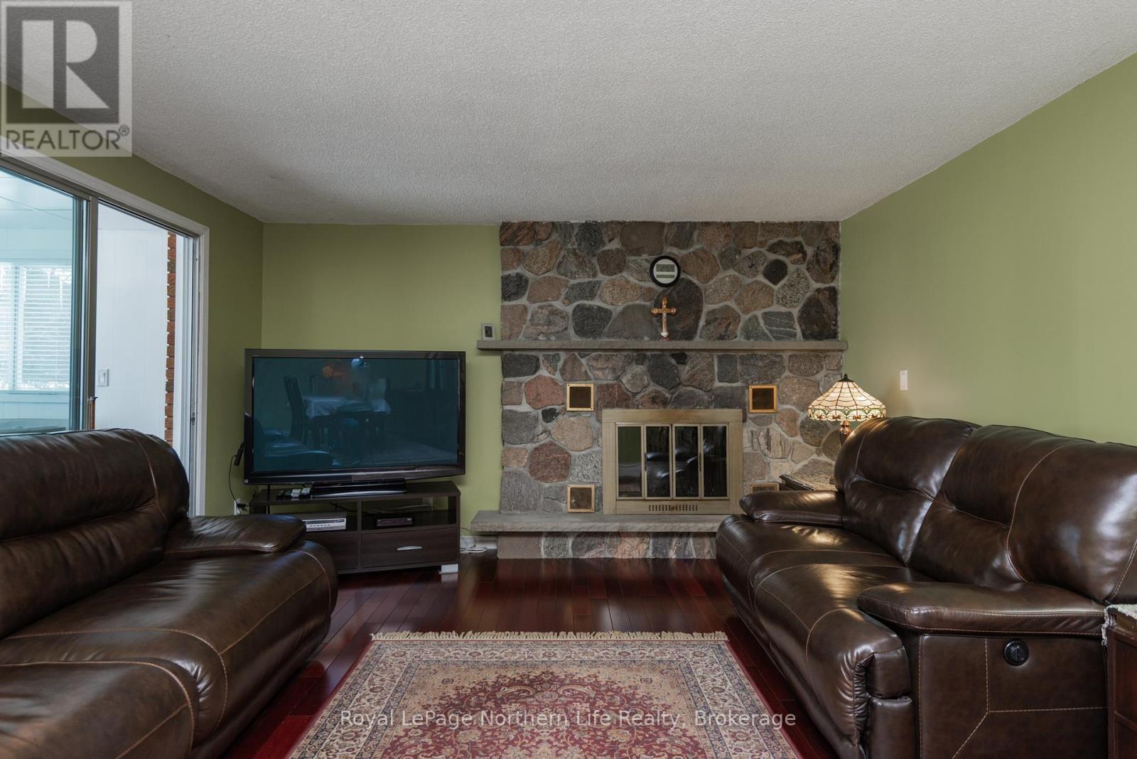 












653 LAKESHORE DRIVE

,
North Bay (Ferris),




Ontario
P1A2G1

