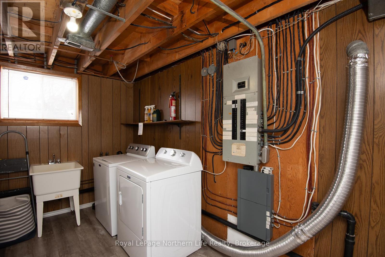 












653 LAKESHORE DRIVE

,
North Bay (Ferris),




Ontario
P1A2G1

