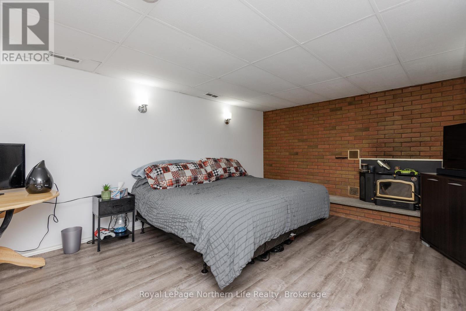 












653 LAKESHORE DRIVE

,
North Bay (Ferris),




Ontario
P1A2G1

