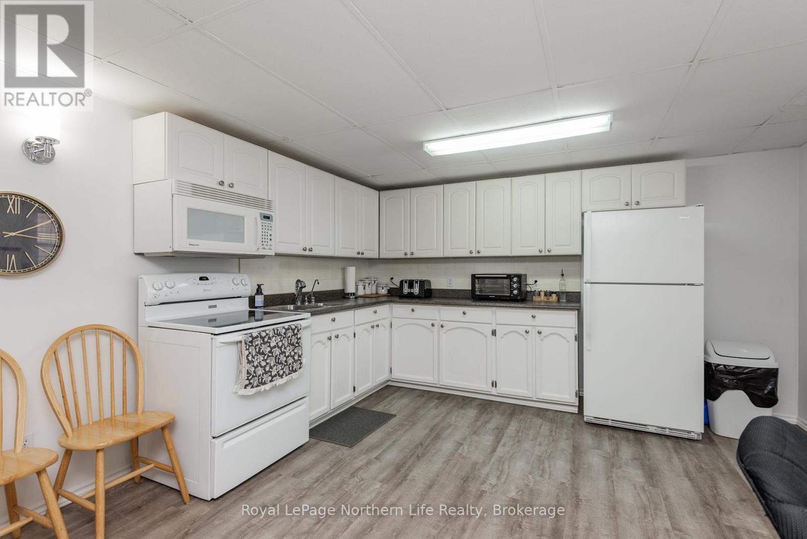












653 LAKESHORE DRIVE

,
North Bay (Ferris),




Ontario
P1A2G1

