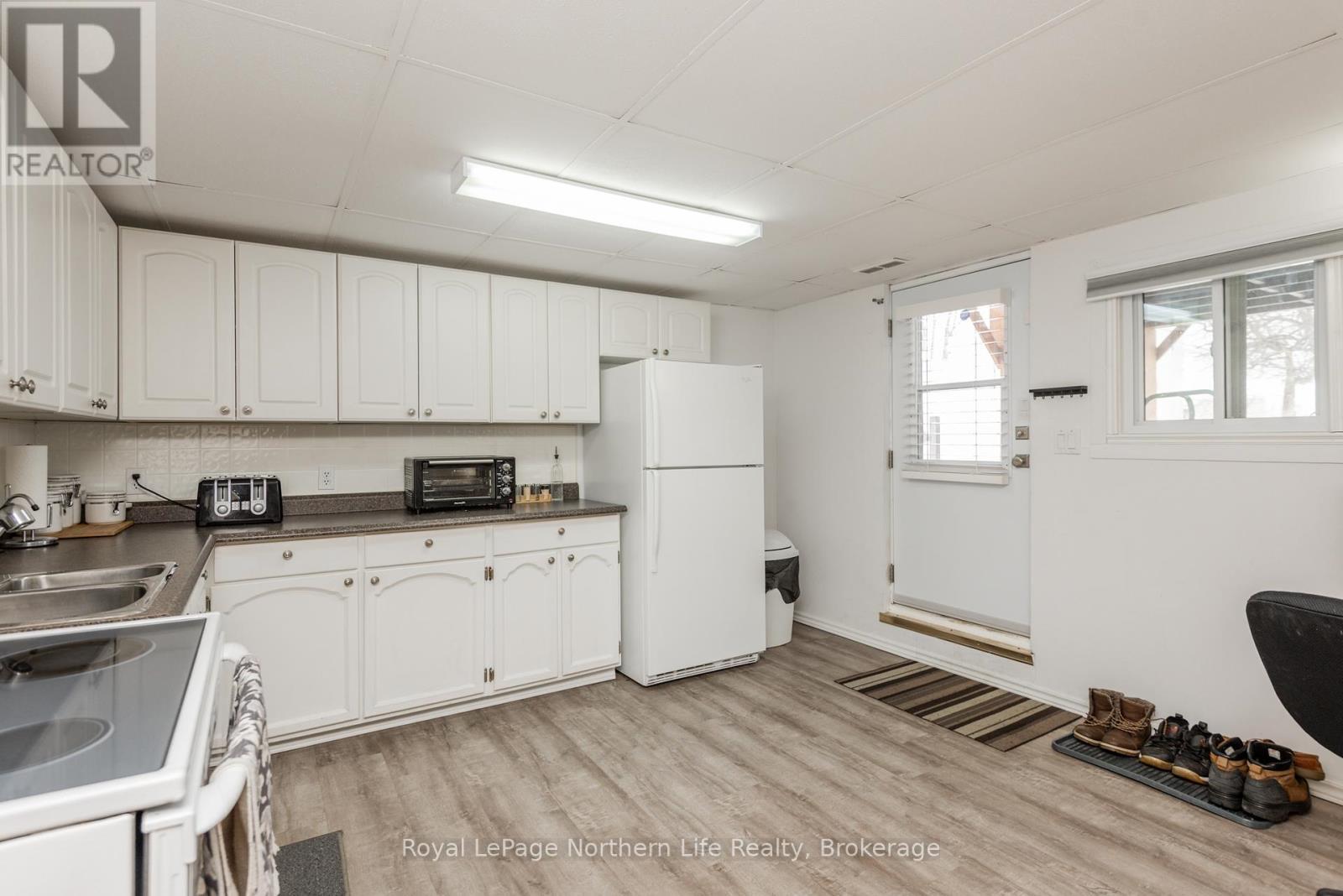 












653 LAKESHORE DRIVE

,
North Bay (Ferris),




Ontario
P1A2G1

