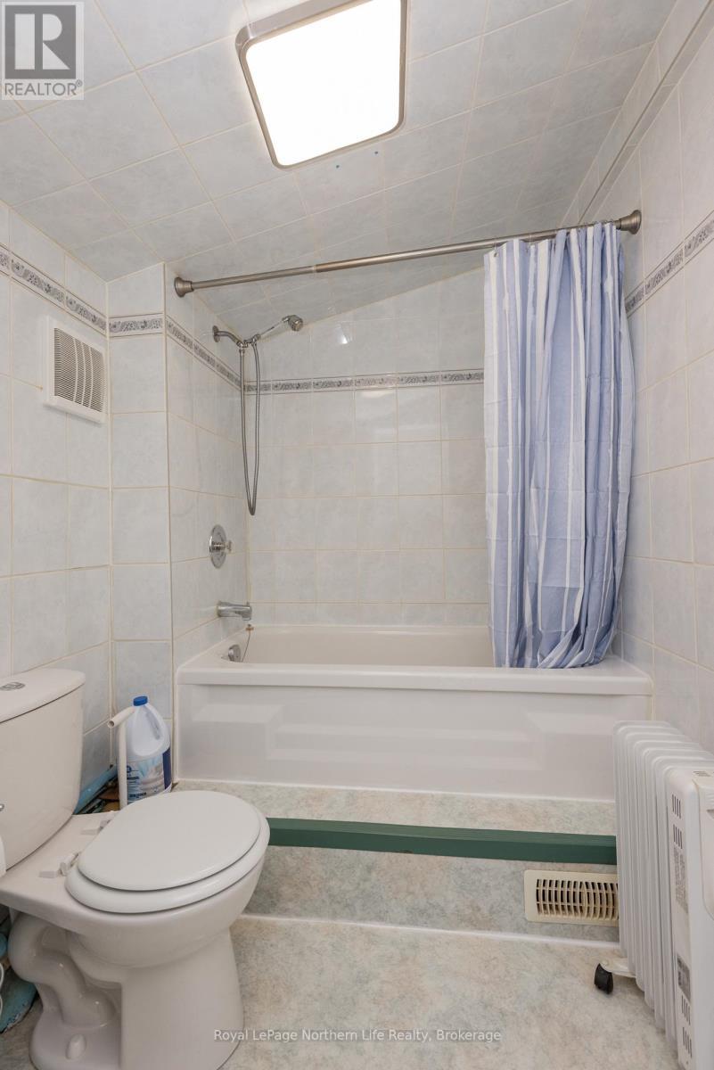 












653 LAKESHORE DRIVE

,
North Bay (Ferris),




Ontario
P1A2G1

