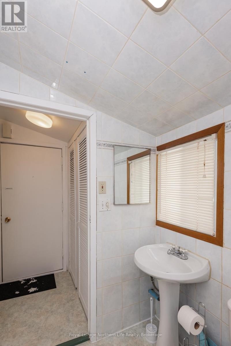 












653 LAKESHORE DRIVE

,
North Bay (Ferris),




Ontario
P1A2G1


