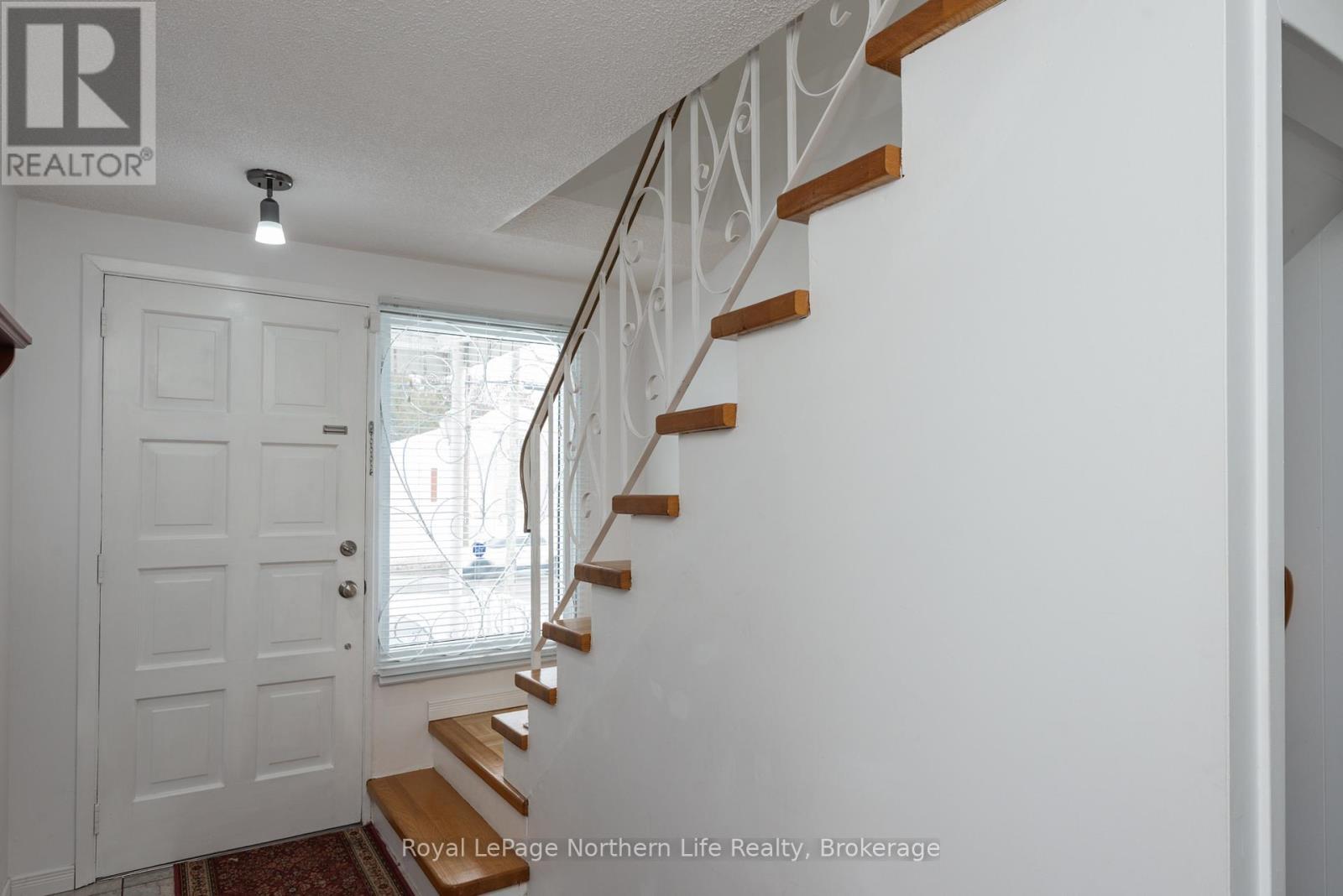 












653 LAKESHORE DRIVE

,
North Bay (Ferris),




Ontario
P1A2G1

