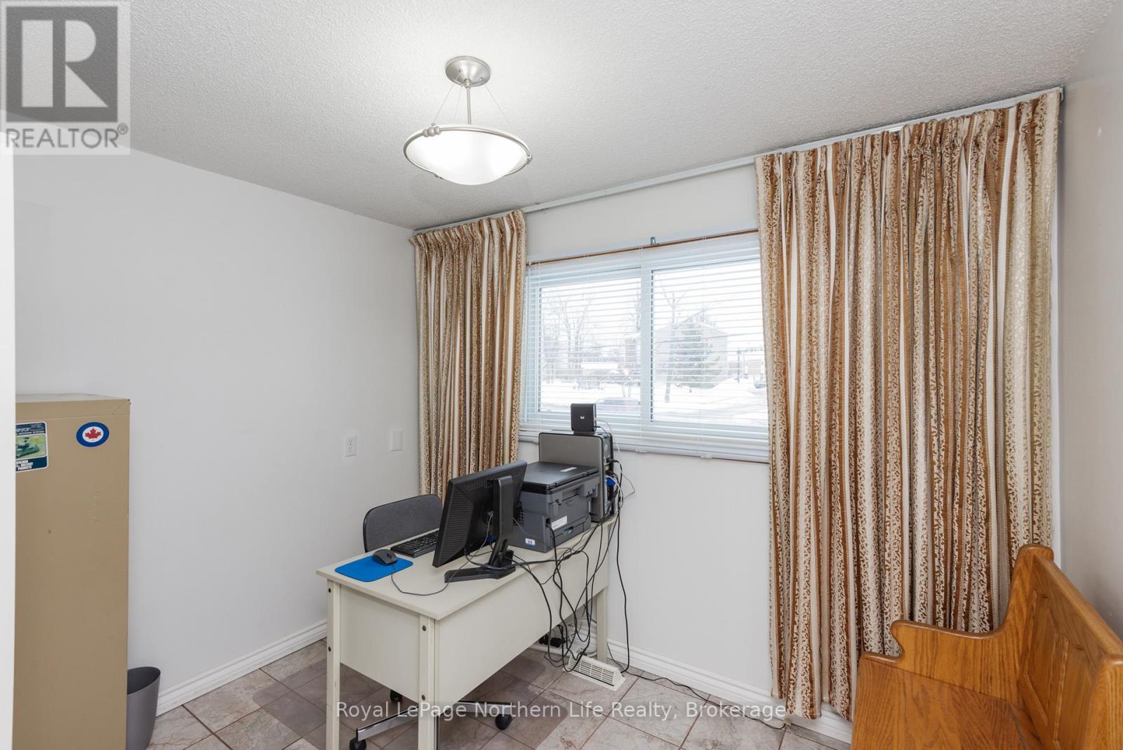 












653 LAKESHORE DRIVE

,
North Bay (Ferris),




Ontario
P1A2G1

