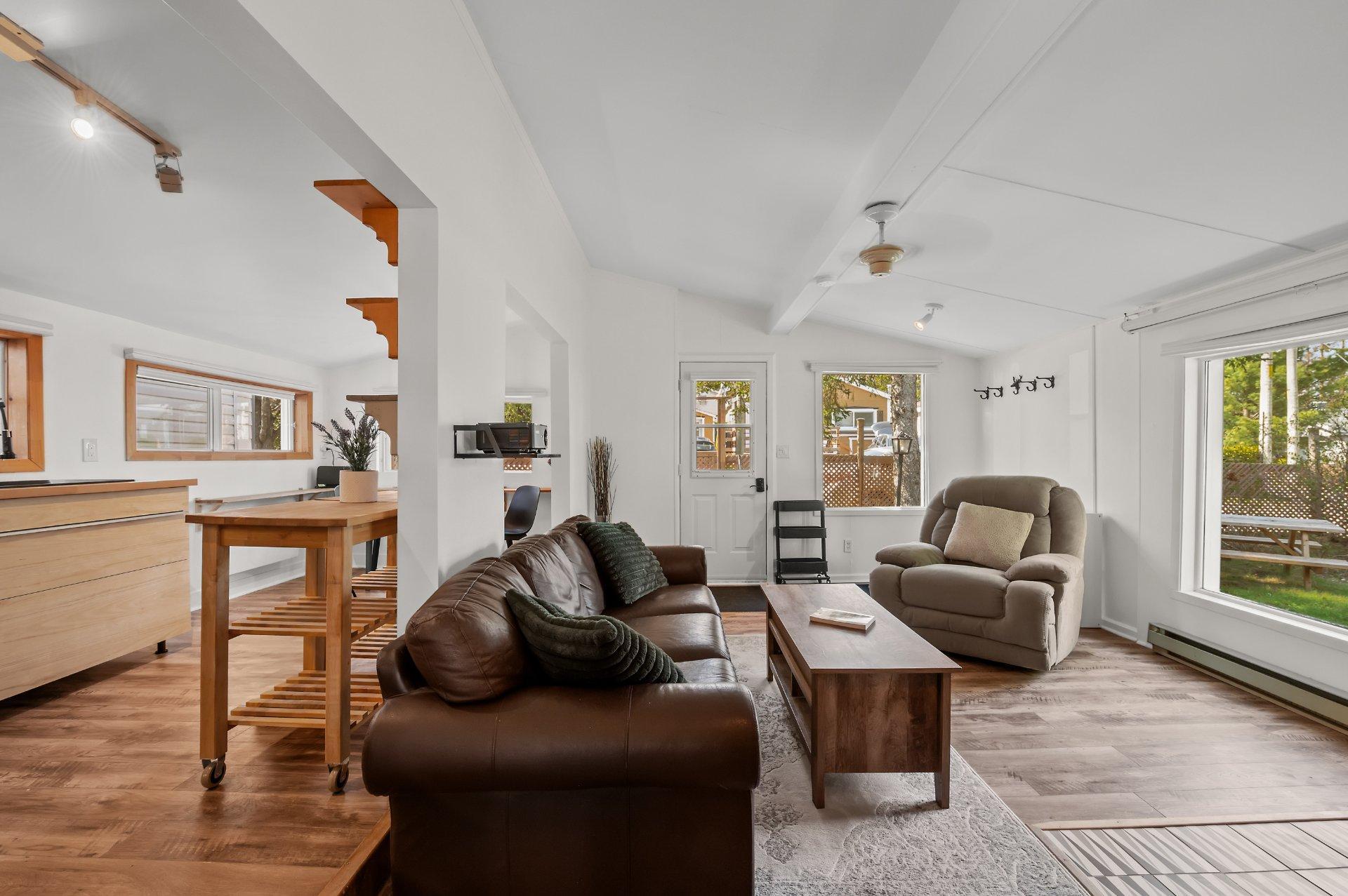 









38


Ch. de la Vallée-Bleue

,
Val-David,




QC
J0T2N0

