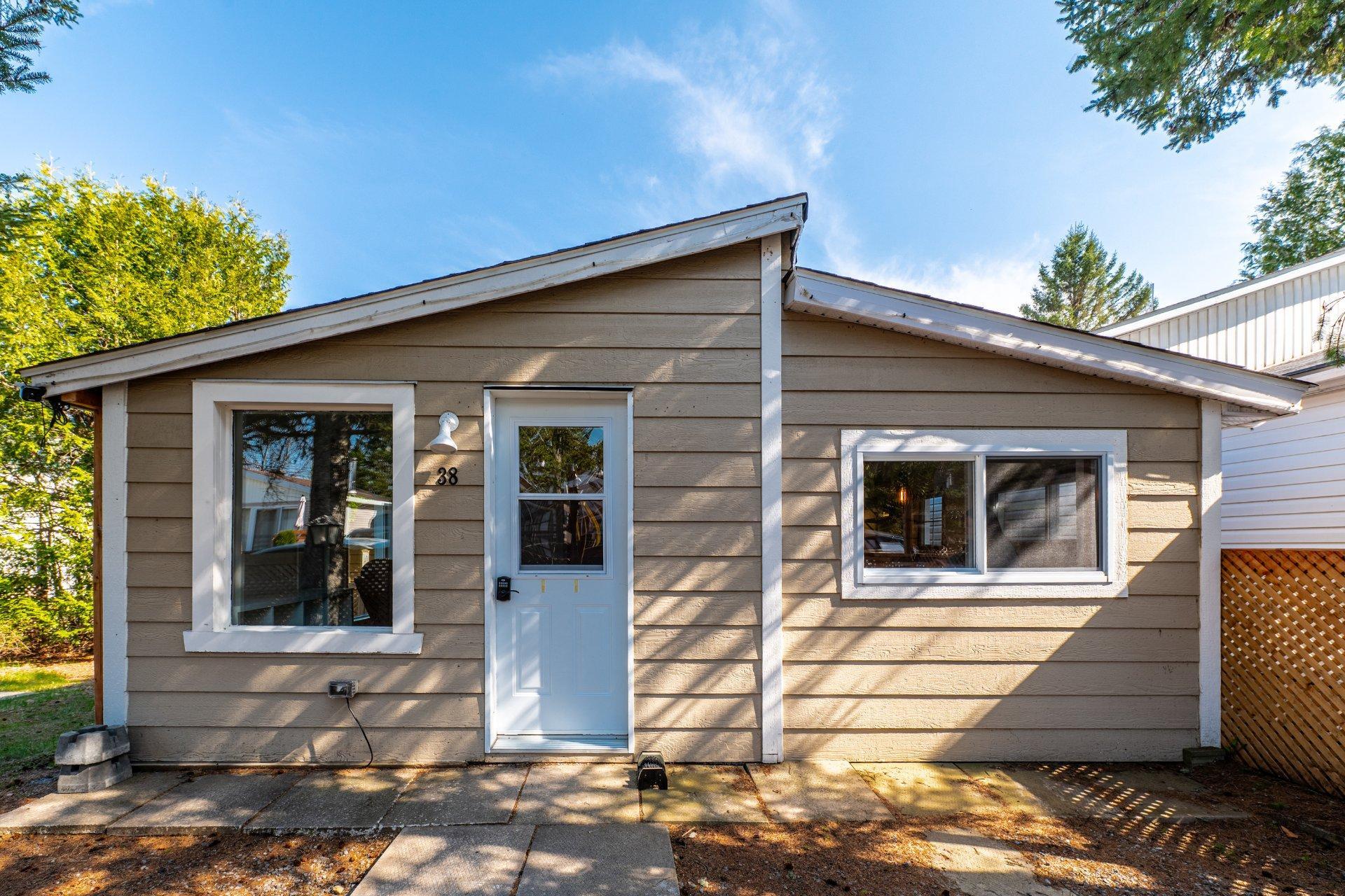 









38


Ch. de la Vallée-Bleue

,
Val-David,




QC
J0T2N0

