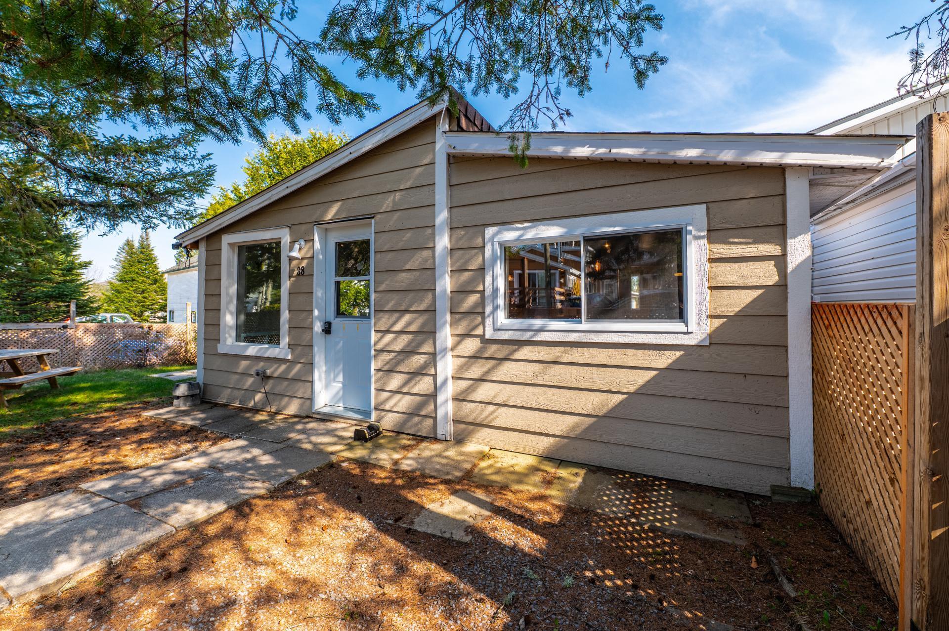 









38


Ch. de la Vallée-Bleue

,
Val-David,




QC
J0T2N0

