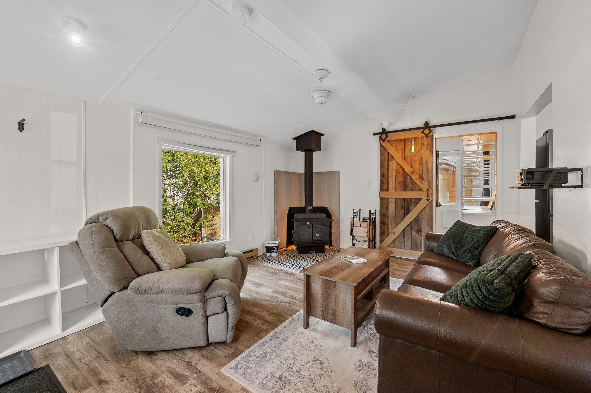









38


Ch. de la Vallée-Bleue

,
Val-David,




QC
J0T2N0

