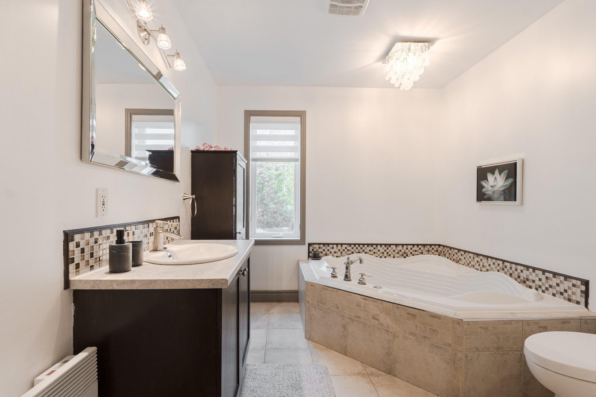 









60


Rue Raymond

,
Magog,




QC
J1X5S7

