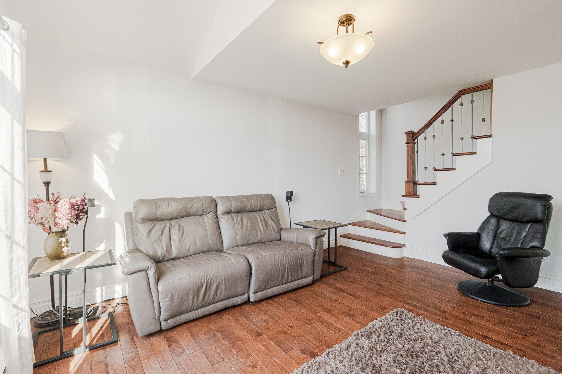 









60


Rue Raymond

,
Magog,




QC
J1X5S7

