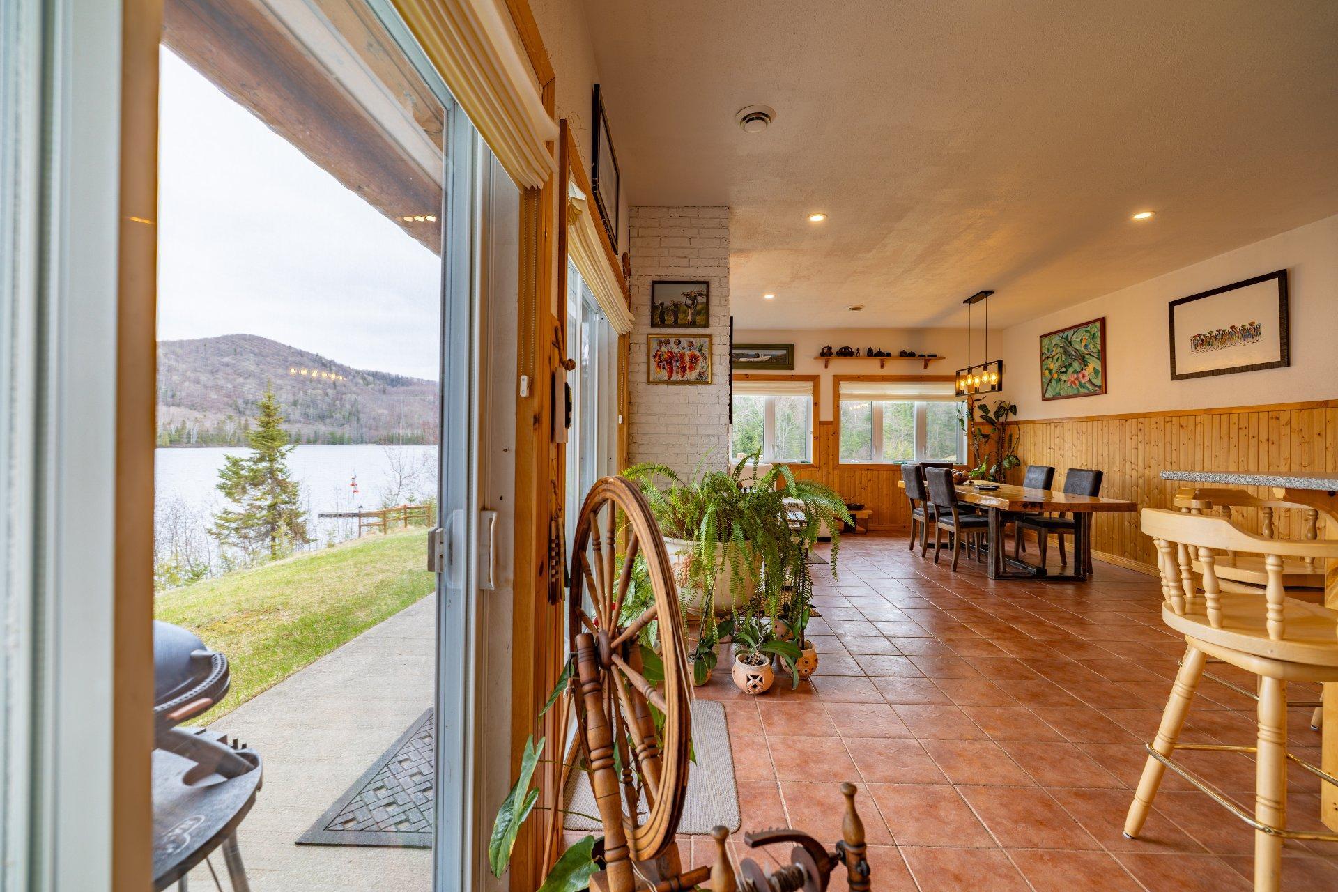 









19Z


Ch. de la Presqu'île

,
Lac-Saguay,




QC
J0W1L0

