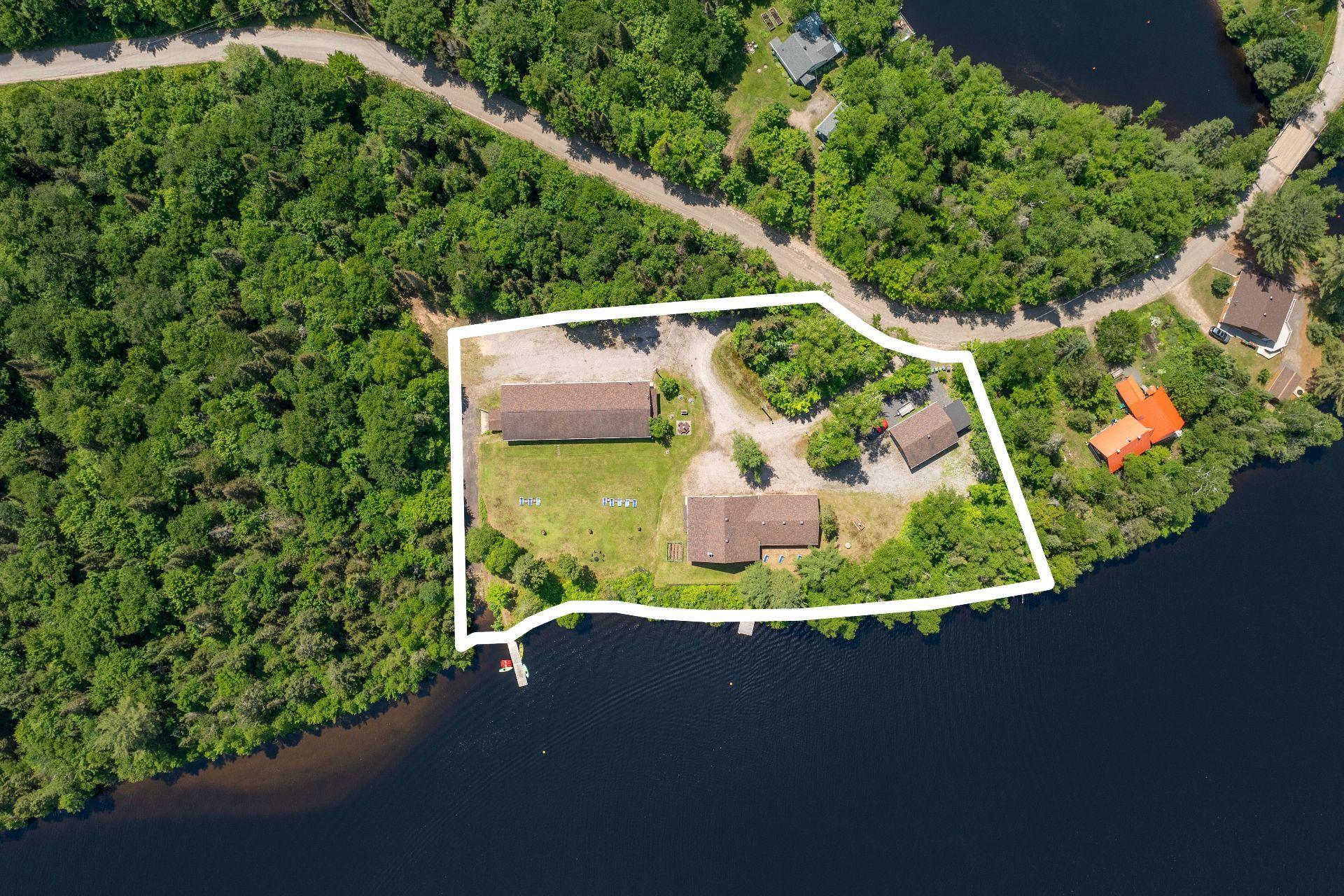 









19Z


Ch. de la Presqu'île

,
Lac-Saguay,




QC
J0W1L0

