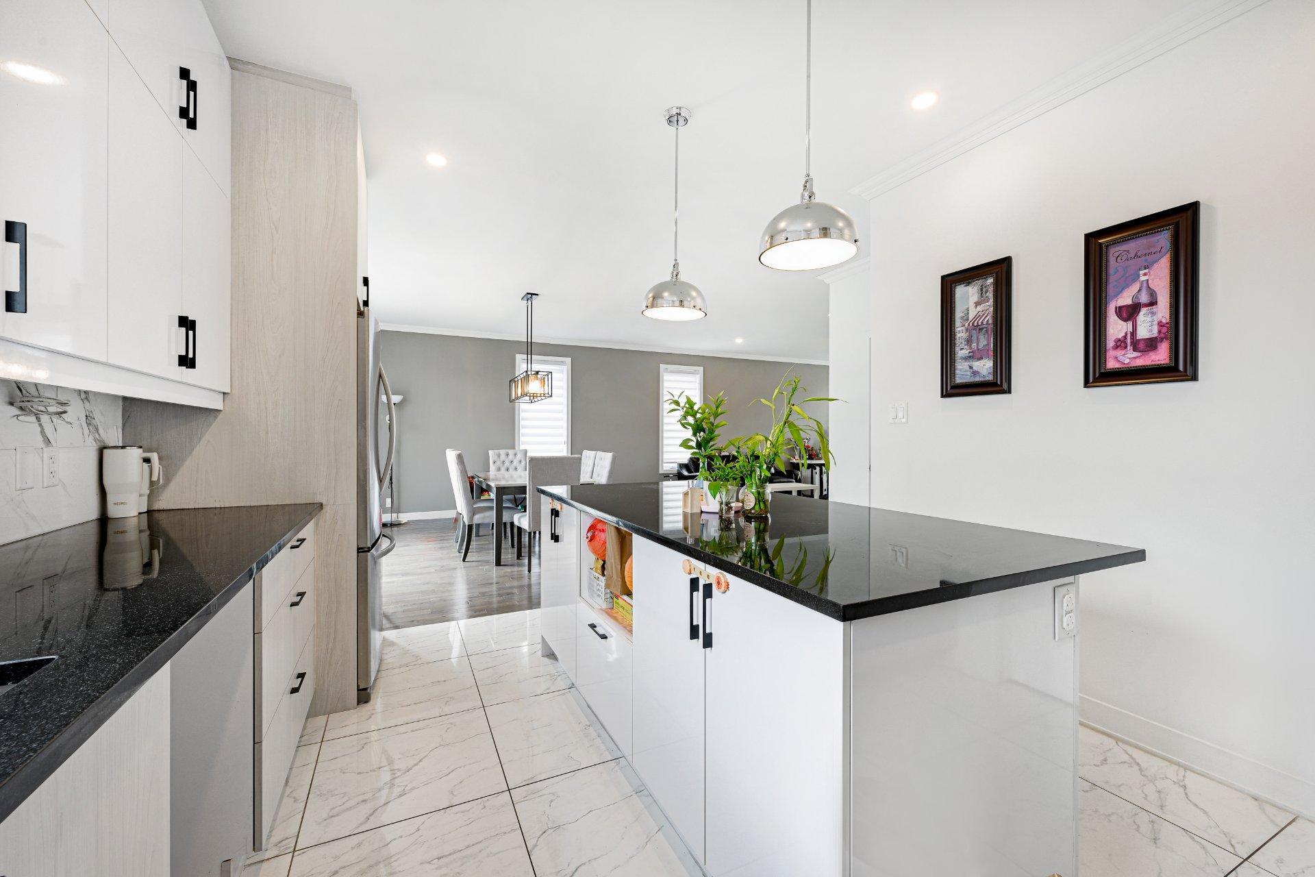 









288


Rue Chambly

,
Longueuil (Greenfield Park),




QC
J4V2E7

