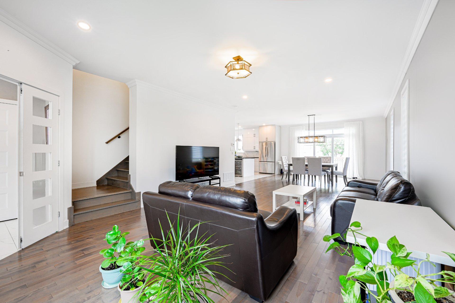 









288


Rue Chambly

,
Longueuil (Greenfield Park),




QC
J4V2E7

