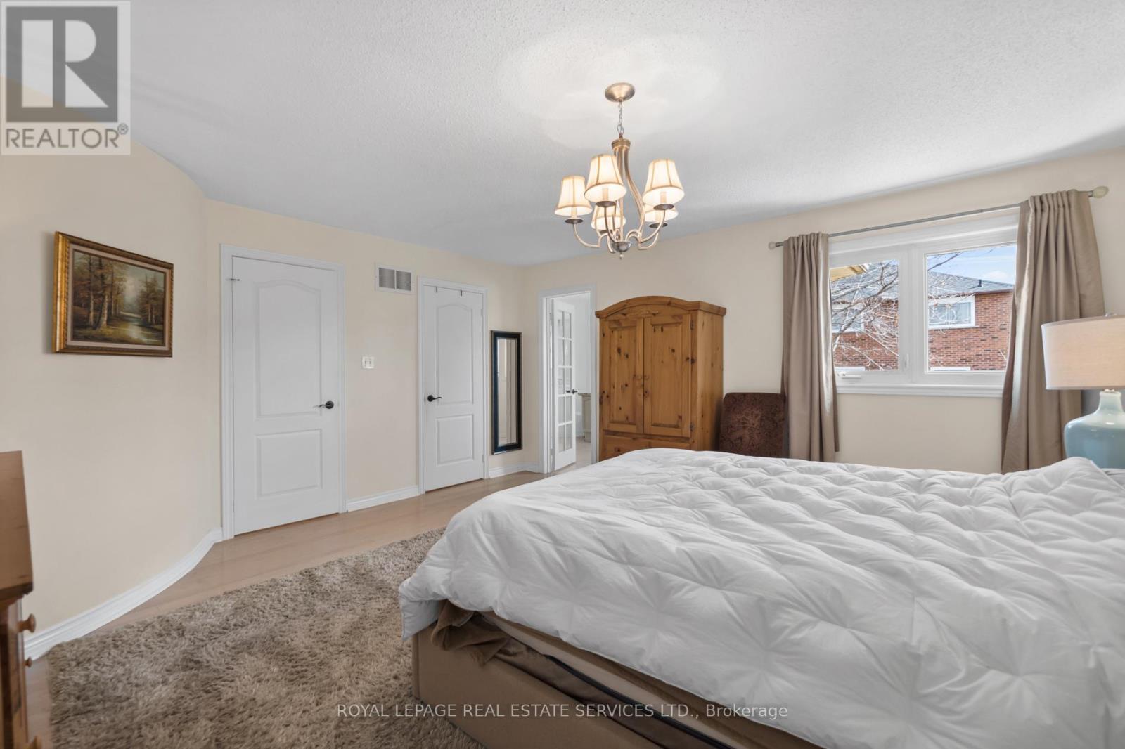 












1074 BRADBURY CHASE

,
Mississauga,




Ontario
L5V1J7

